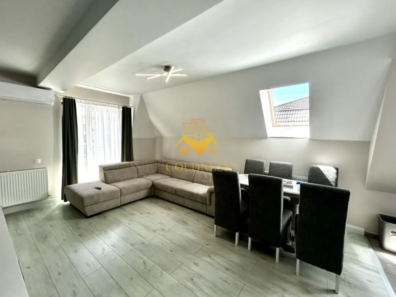 4 Camere Open space, Europa, Calea turzii, Parcare, Eugen Ionesco - GOLDNESS Imobiliare vă propune spre închiriere un apartament cu 4 camere complet mobilat și utilat, la etajul 2 într-un imobil de 2 etaje, în Cartierul Europa.
Parcare exterioara inclusa!
Se află în apropierea stațiilor de transport în comun, magazine, restaurante, spații verzi, farmacii, etc. 

Apartamentul este compartimentat astfel:
 - dormitor cu pat matrimonial, dressing, noptiere, birou
 - dormitor cu pat matrimonial, dressing, noptiere, iesire pe balcon
 - dormitor cu pat matrimonial, dressing, noptiere
 - living cu bucatarie open space complet utilată și mobilată, canapea extensibilă, loc de servit masa 
 - doua bai, una cu cada, calorifer port prosop și dulap pentru depozitare.
 - balcon 7 mp.

Imobilul este dotat cu toate cele necesare- centrală proprie, frigider, aragaz, hotă, mașină de spălat haine, etc. 

Dacă sunteți interesați de acest apartament și doriți să îl vizionați, dar și pentru alte oferte nu ezitați să ne contactați telefonic sau prin e-mail. Vă stăm la dispoziție!
Pentru intermediere se percepe un comision de 50% din prețul chiriei!