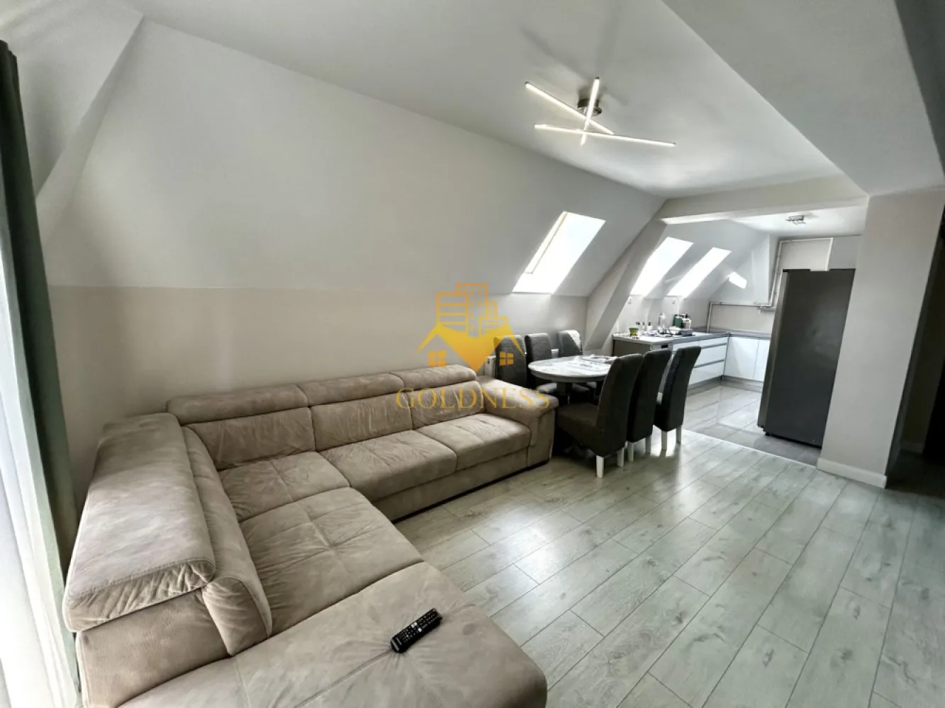 4 Camere Open space, Europa, Calea turzii, Parcare, Eugen Ionesco - GOLDNESS Imobiliare vă propune spre închiriere un apartament cu 4 camere complet mobilat și utilat, la etajul 2 într-un imobil de 2 etaje, în Cartierul Europa.
Parcare exterioara inclusa!
Se află în apropierea stațiilor de transport în comun, magazine, restaurante, spații verzi, farmacii, etc. 

Apartamentul este compartimentat astfel:
 - dormitor cu pat matrimonial, dressing, noptiere, birou
 - dormitor cu pat matrimonial, dressing, noptiere, iesire pe balcon
 - dormitor cu pat matrimonial, dressing, noptiere
 - living cu bucatarie open space complet utilată și mobilată, canapea extensibilă, loc de servit masa 
 - doua bai, una cu cada, calorifer port prosop și dulap pentru depozitare.
 - balcon 7 mp.

Imobilul este dotat cu toate cele necesare- centrală proprie, frigider, aragaz, hotă, mașină de spălat haine, etc. 

Dacă sunteți interesați de acest apartament și doriți să îl vizionați, dar și pentru alte oferte nu ezitați să ne contactați telefonic sau prin e-mail. Vă stăm la dispoziție!
Pentru intermediere se percepe un comision de 50% din prețul chiriei!