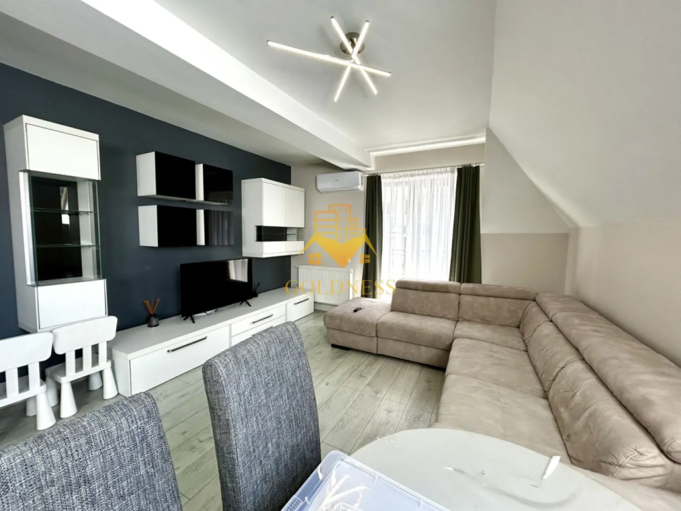4 Camere Open space, Europa, Calea turzii, Parcare, Eugen Ionesco - GOLDNESS Imobiliare vă propune spre închiriere un apartament cu 4 camere complet mobilat și utilat, la etajul 2 într-un imobil de 2 etaje, în Cartierul Europa.
Parcare exterioara inclusa!
Se află în apropierea stațiilor de transport în comun, magazine, restaurante, spații verzi, farmacii, etc. 

Apartamentul este compartimentat astfel:
 - dormitor cu pat matrimonial, dressing, noptiere, birou
 - dormitor cu pat matrimonial, dressing, noptiere, iesire pe balcon
 - dormitor cu pat matrimonial, dressing, noptiere
 - living cu bucatarie open space complet utilată și mobilată, canapea extensibilă, loc de servit masa 
 - doua bai, una cu cada, calorifer port prosop și dulap pentru depozitare.
 - balcon 7 mp.

Imobilul este dotat cu toate cele necesare- centrală proprie, frigider, aragaz, hotă, mașină de spălat haine, etc. 

Dacă sunteți interesați de acest apartament și doriți să îl vizionați, dar și pentru alte oferte nu ezitați să ne contactați telefonic sau prin e-mail. Vă stăm la dispoziție!
Pentru intermediere se percepe un comision de 50% din prețul chiriei!