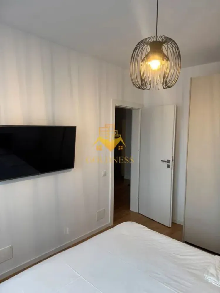 2 camere, modern, bloc nou,Intre Lacuri, zona Iulius mall, Park Lake - GOLDNESS Imobiliare vă propune spre închiriere un apartament cu 2 camere complet mobilat și utilat, la etajul 10 într-un imobil de 10 etaje, în cartierul Gheorgheni. 
Apartamentul este compartimentat astfel:
 - dormitor cu pat matrimonial, dressing, noptiere, TV
 - living cu bucatarie open-space complet utilată, canapea extensibla, loc de servit masa 
 - baie cu cada, calorifer port prosop inox și dulap pentru depozitare.
 - terasa de 8 mp.

Imobilul este dotat cu toate cele necesare- centrală proprie, mașină de spălat haine, masina de spalat vase,frigider, plită electrică, hotă, TV, etc. 
Se află în apropierea stațiilor de transport în comun, magazine, restaurante, spații verzi, farmacii, etc. 
Dispune de loc de parcare subterana inclusa in pret!

Dacă sunteți interesați de acest apartament și doriți să îl vizionați, dar și pentru alte oferte sau detalii nu ezitați să ne contactați telefonic sau prin e-mail - goldnessimobiliare@gmail.com. Vă stăm la dispoziție!