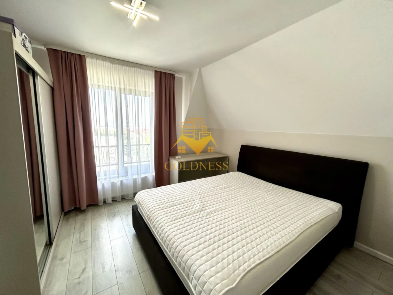 4 Camere Open space, Europa, Calea turzii, Parcare, Eugen Ionesco - GOLDNESS Imobiliare vă propune spre închiriere un apartament cu 4 camere complet mobilat și utilat, la etajul 2 într-un imobil de 2 etaje, în Cartierul Europa.
Parcare exterioara inclusa!
Se află în apropierea stațiilor de transport în comun, magazine, restaurante, spații verzi, farmacii, etc. 

Apartamentul este compartimentat astfel:
 - dormitor cu pat matrimonial, dressing, noptiere, birou
 - dormitor cu pat matrimonial, dressing, noptiere, iesire pe balcon
 - dormitor cu pat matrimonial, dressing, noptiere
 - living cu bucatarie open space complet utilată și mobilată, canapea extensibilă, loc de servit masa 
 - doua bai, una cu cada, calorifer port prosop și dulap pentru depozitare.
 - balcon 7 mp.

Imobilul este dotat cu toate cele necesare- centrală proprie, frigider, aragaz, hotă, mașină de spălat haine, etc. 

Dacă sunteți interesați de acest apartament și doriți să îl vizionați, dar și pentru alte oferte nu ezitați să ne contactați telefonic sau prin e-mail. Vă stăm la dispoziție!
Pentru intermediere se percepe un comision de 50% din prețul chiriei!