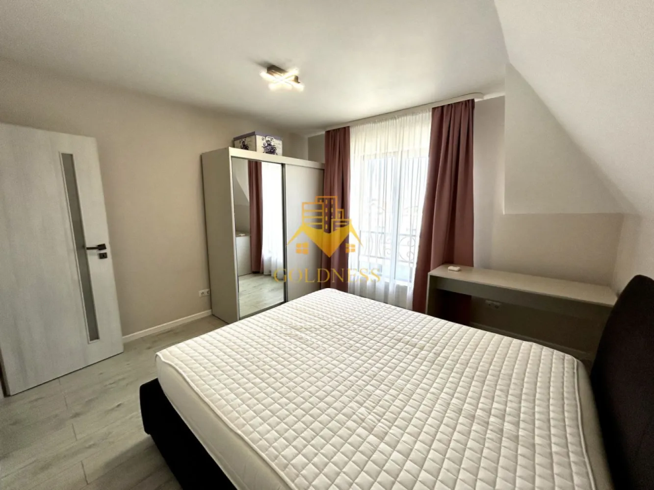 4 Camere Open space, Europa, Calea turzii, Parcare, Eugen Ionesco - GOLDNESS Imobiliare vă propune spre închiriere un apartament cu 4 camere complet mobilat și utilat, la etajul 2 într-un imobil de 2 etaje, în Cartierul Europa.
Parcare exterioara inclusa!
Se află în apropierea stațiilor de transport în comun, magazine, restaurante, spații verzi, farmacii, etc. 

Apartamentul este compartimentat astfel:
 - dormitor cu pat matrimonial, dressing, noptiere, birou
 - dormitor cu pat matrimonial, dressing, noptiere, iesire pe balcon
 - dormitor cu pat matrimonial, dressing, noptiere
 - living cu bucatarie open space complet utilată și mobilată, canapea extensibilă, loc de servit masa 
 - doua bai, una cu cada, calorifer port prosop și dulap pentru depozitare.
 - balcon 7 mp.

Imobilul este dotat cu toate cele necesare- centrală proprie, frigider, aragaz, hotă, mașină de spălat haine, etc. 

Dacă sunteți interesați de acest apartament și doriți să îl vizionați, dar și pentru alte oferte nu ezitați să ne contactați telefonic sau prin e-mail. Vă stăm la dispoziție!
Pentru intermediere se percepe un comision de 50% din prețul chiriei!
