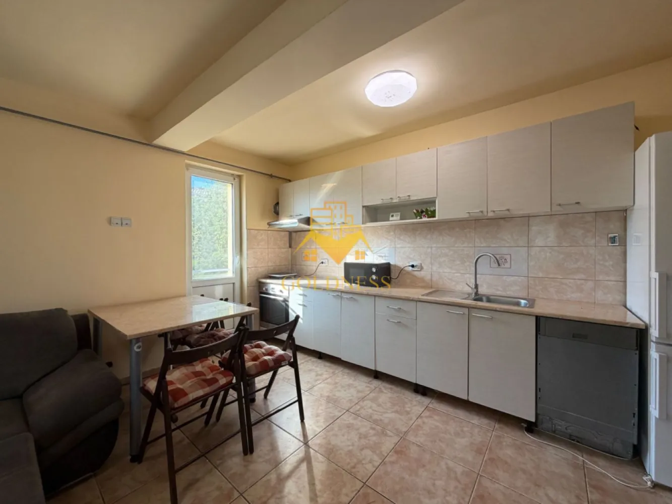 3 camere open space, parcare, Cartierul Borhanci, Romul Ladea, curte - GOLDNESS Imobiliare vă propune spre închiriere un apartament cu 3 camere complet mobilat și utilat, la parter, în Cartierul Borhanci.
Dispune de loc de parcare si de terasa!
Se află în apropierea stațiilor de transport în comun, magazine, restaurante, spații verzi, farmacii, etc. 

Apartamentul este compartimentat astfel:
 - dormitor cu pat matrimonial, dressing, noptiere.
 - al doilea dormitor cu o canapea extensibilă, dressing.
 - living cu bucatarie open space complet utilată, canapea extensibilă, loc de servit masa.
 - baie cu cada, calorifer port prosop și dulap pentru depozitare.
 - terasa.

Imobilul este dotat cu toate cele necesare- centrală proprie, mașină de spălat haine, masina de spalat vase, frigider, plită electrică, hotă, etc. 

Dacă sunteți interesați de acest apartament și doriți să îl vizionați, dar și pentru alte oferte nu ezitați să ne contactați telefonic sau prin e-mail. Vă stăm la dispoziție!

Pentru intermediere se percepe un comision de 50% din prețul chiriei!