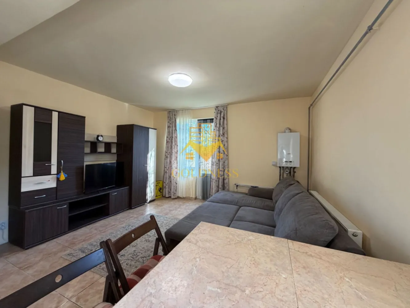 3 camere open space, parcare, Cartierul Borhanci, Romul Ladea, curte - GOLDNESS Imobiliare vă propune spre închiriere un apartament cu 3 camere complet mobilat și utilat, la parter, în Cartierul Borhanci.
Dispune de loc de parcare si de terasa!
Se află în apropierea stațiilor de transport în comun, magazine, restaurante, spații verzi, farmacii, etc. 

Apartamentul este compartimentat astfel:
 - dormitor cu pat matrimonial, dressing, noptiere.
 - al doilea dormitor cu o canapea extensibilă, dressing.
 - living cu bucatarie open space complet utilată, canapea extensibilă, loc de servit masa.
 - baie cu cada, calorifer port prosop și dulap pentru depozitare.
 - terasa.

Imobilul este dotat cu toate cele necesare- centrală proprie, mașină de spălat haine, masina de spalat vase, frigider, plită electrică, hotă, etc. 

Dacă sunteți interesați de acest apartament și doriți să îl vizionați, dar și pentru alte oferte nu ezitați să ne contactați telefonic sau prin e-mail. Vă stăm la dispoziție!

Pentru intermediere se percepe un comision de 50% din prețul chiriei!