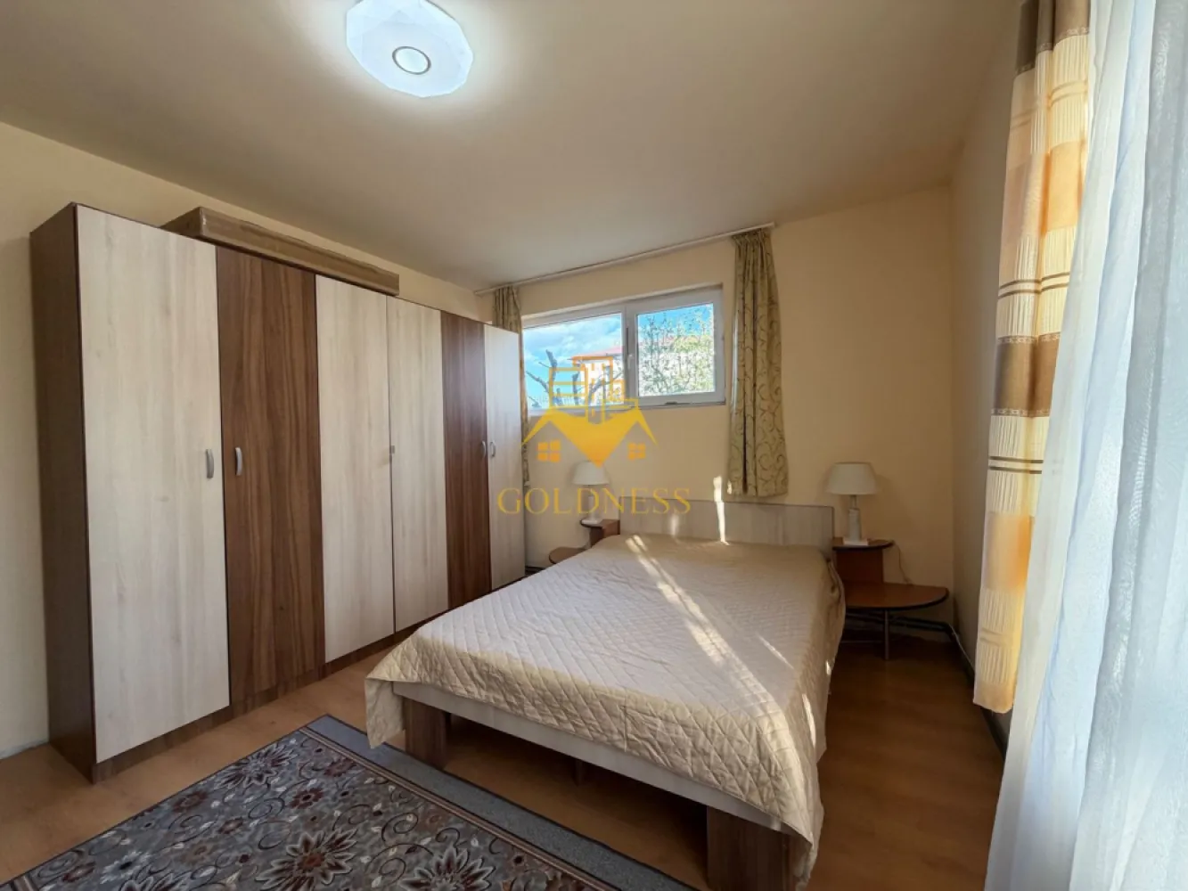 3 camere open space, parcare, Cartierul Borhanci, Romul Ladea, curte - GOLDNESS Imobiliare vă propune spre închiriere un apartament cu 3 camere complet mobilat și utilat, la parter, în Cartierul Borhanci.
Dispune de loc de parcare si de terasa!
Se află în apropierea stațiilor de transport în comun, magazine, restaurante, spații verzi, farmacii, etc. 

Apartamentul este compartimentat astfel:
 - dormitor cu pat matrimonial, dressing, noptiere.
 - al doilea dormitor cu o canapea extensibilă, dressing.
 - living cu bucatarie open space complet utilată, canapea extensibilă, loc de servit masa.
 - baie cu cada, calorifer port prosop și dulap pentru depozitare.
 - terasa.

Imobilul este dotat cu toate cele necesare- centrală proprie, mașină de spălat haine, masina de spalat vase, frigider, plită electrică, hotă, etc. 

Dacă sunteți interesați de acest apartament și doriți să îl vizionați, dar și pentru alte oferte nu ezitați să ne contactați telefonic sau prin e-mail. Vă stăm la dispoziție!

Pentru intermediere se percepe un comision de 50% din prețul chiriei!