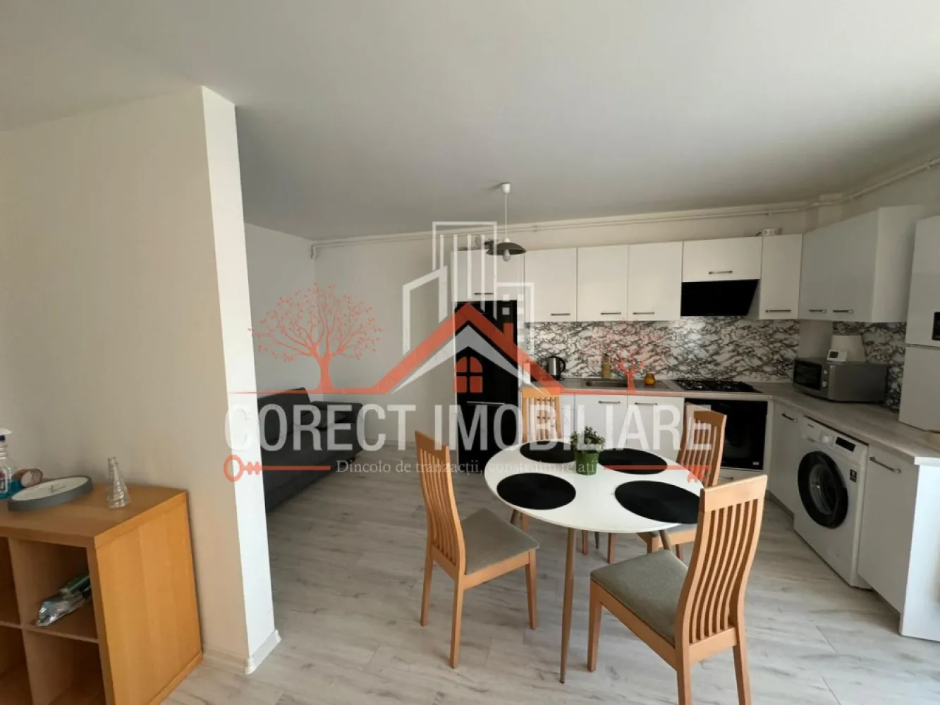 Apartament de vanzare in bloc nou - curte privata si panorama verde - Agentia imobiliara Corect Imobil te asteapta sa descoperi un apartament situat intr-un bloc nou , ideal pentru cei care isi doresc un confort modern si un plus de spatiu in aer liber.
Locuinta beneficiaza de o compartimentare eficienta , camere luminoase si finisaje de calitate , un balcon spatios care iti ofera o priveliste deschisa spre natura si o stare constanta de bine.
Un mare avantaj al acestui apartament este curtea privata a blocului care iti ofera un plus de liniste si siguranta pentru tine si autoturismul tau , parcarea fiind situata in interiorul curtii.
imobilul este amplasat departe de agitatia urbana oferind o oaza de liniste dar totodata ai acces rapid la scoala privata , gradinita, cresa moderna , farmacie, magazine , biserica etc.
Apartamentul are urmatoarele compartimente:
•1 dormitor
•1 living cu bucatarie
•1 baie
•1 balcon
•1 boxa la subsol
•1 loc de parcare
Dotari
•frigider
•masina de spalat
•cuptor
•plita 
•hota