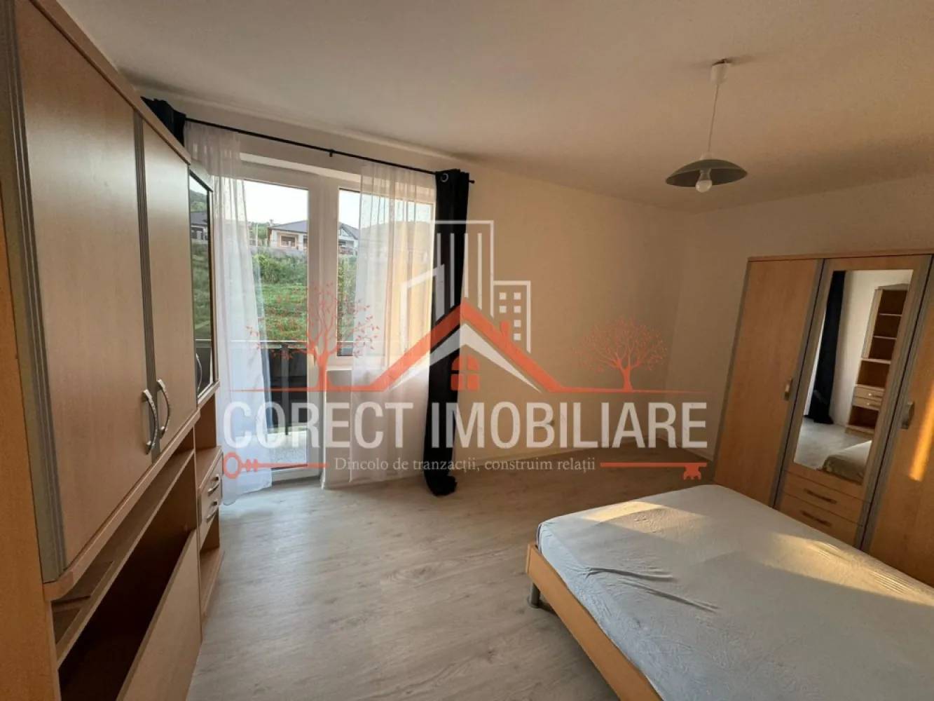 Apartament de vanzare in bloc nou - curte privata si panorama verde - Agentia imobiliara Corect Imobil te asteapta sa descoperi un apartament situat intr-un bloc nou , ideal pentru cei care isi doresc un confort modern si un plus de spatiu in aer liber.
Locuinta beneficiaza de o compartimentare eficienta , camere luminoase si finisaje de calitate , un balcon spatios care iti ofera o priveliste deschisa spre natura si o stare constanta de bine.
Un mare avantaj al acestui apartament este curtea privata a blocului care iti ofera un plus de liniste si siguranta pentru tine si autoturismul tau , parcarea fiind situata in interiorul curtii.
imobilul este amplasat departe de agitatia urbana oferind o oaza de liniste dar totodata ai acces rapid la scoala privata , gradinita, cresa moderna , farmacie, magazine , biserica etc.
Apartamentul are urmatoarele compartimente:
•1 dormitor
•1 living cu bucatarie
•1 baie
•1 balcon
•1 boxa la subsol
•1 loc de parcare
Dotari
•frigider
•masina de spalat
•cuptor
•plita 
•hota