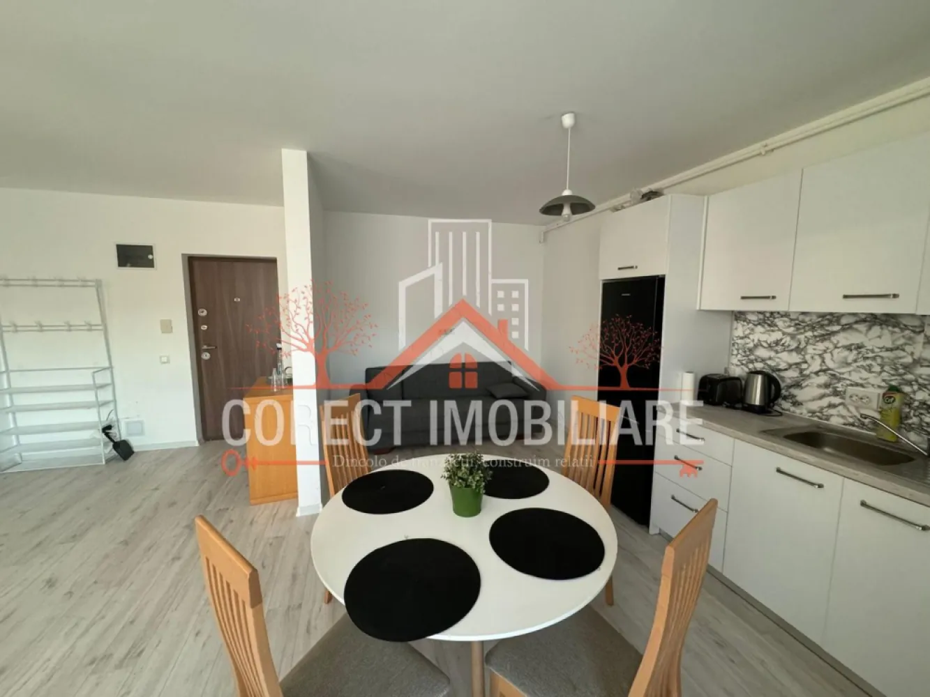 Apartament de vanzare in bloc nou - curte privata si panorama verde - Agentia imobiliara Corect Imobil te asteapta sa descoperi un apartament situat intr-un bloc nou , ideal pentru cei care isi doresc un confort modern si un plus de spatiu in aer liber.
Locuinta beneficiaza de o compartimentare eficienta , camere luminoase si finisaje de calitate , un balcon spatios care iti ofera o priveliste deschisa spre natura si o stare constanta de bine.
Un mare avantaj al acestui apartament este curtea privata a blocului care iti ofera un plus de liniste si siguranta pentru tine si autoturismul tau , parcarea fiind situata in interiorul curtii.
imobilul este amplasat departe de agitatia urbana oferind o oaza de liniste dar totodata ai acces rapid la scoala privata , gradinita, cresa moderna , farmacie, magazine , biserica etc.
Apartamentul are urmatoarele compartimente:
•1 dormitor
•1 living cu bucatarie
•1 baie
•1 balcon
•1 boxa la subsol
•1 loc de parcare
Dotari
•frigider
•masina de spalat
•cuptor
•plita 
•hota