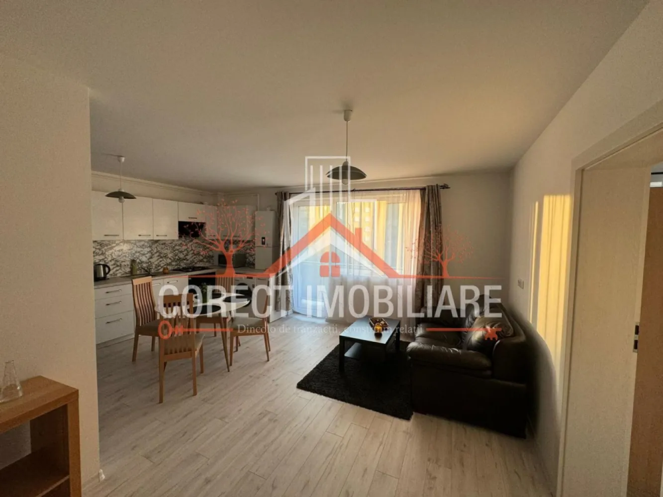 Apartament de vanzare in bloc nou - curte privata si panorama verde - Agentia imobiliara Corect Imobil te asteapta sa descoperi un apartament situat intr-un bloc nou , ideal pentru cei care isi doresc un confort modern si un plus de spatiu in aer liber.
Locuinta beneficiaza de o compartimentare eficienta , camere luminoase si finisaje de calitate , un balcon spatios care iti ofera o priveliste deschisa spre natura si o stare constanta de bine.
Un mare avantaj al acestui apartament este curtea privata a blocului care iti ofera un plus de liniste si siguranta pentru tine si autoturismul tau , parcarea fiind situata in interiorul curtii.
imobilul este amplasat departe de agitatia urbana oferind o oaza de liniste dar totodata ai acces rapid la scoala privata , gradinita, cresa moderna , farmacie, magazine , biserica etc.
Apartamentul are urmatoarele compartimente:
•1 dormitor
•1 living cu bucatarie
•1 baie
•1 balcon
•1 boxa la subsol
•1 loc de parcare
Dotari
•frigider
•masina de spalat
•cuptor
•plita 
•hota