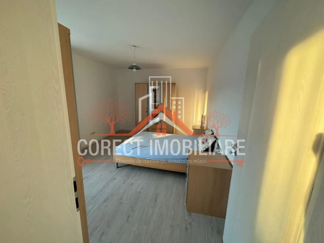 Apartament de vanzare in bloc nou - curte privata si panorama verde - Agentia imobiliara Corect Imobil te asteapta sa descoperi un apartament situat intr-un bloc nou , ideal pentru cei care isi doresc un confort modern si un plus de spatiu in aer liber.
Locuinta beneficiaza de o compartimentare eficienta , camere luminoase si finisaje de calitate , un balcon spatios care iti ofera o priveliste deschisa spre natura si o stare constanta de bine.
Un mare avantaj al acestui apartament este curtea privata a blocului care iti ofera un plus de liniste si siguranta pentru tine si autoturismul tau , parcarea fiind situata in interiorul curtii.
imobilul este amplasat departe de agitatia urbana oferind o oaza de liniste dar totodata ai acces rapid la scoala privata , gradinita, cresa moderna , farmacie, magazine , biserica etc.
Apartamentul are urmatoarele compartimente:
•1 dormitor
•1 living cu bucatarie
•1 baie
•1 balcon
•1 boxa la subsol
•1 loc de parcare
Dotari
•frigider
•masina de spalat
•cuptor
•plita 
•hota