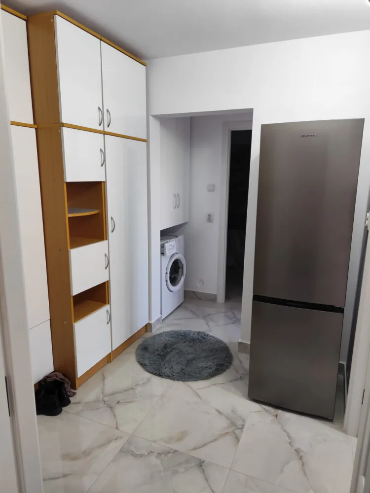 Închirieri apartament - Închiriez apartament cu două camere, renovat,totul nou,mobilat utilat, loc de parcare preț 370€, telefon 0742556991