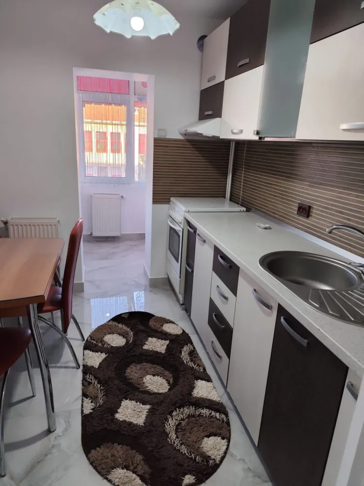 Închirieri apartament - Închiriez apartament cu două camere, renovat,totul nou,mobilat utilat, loc de parcare preț 370€, telefon 0742556991
