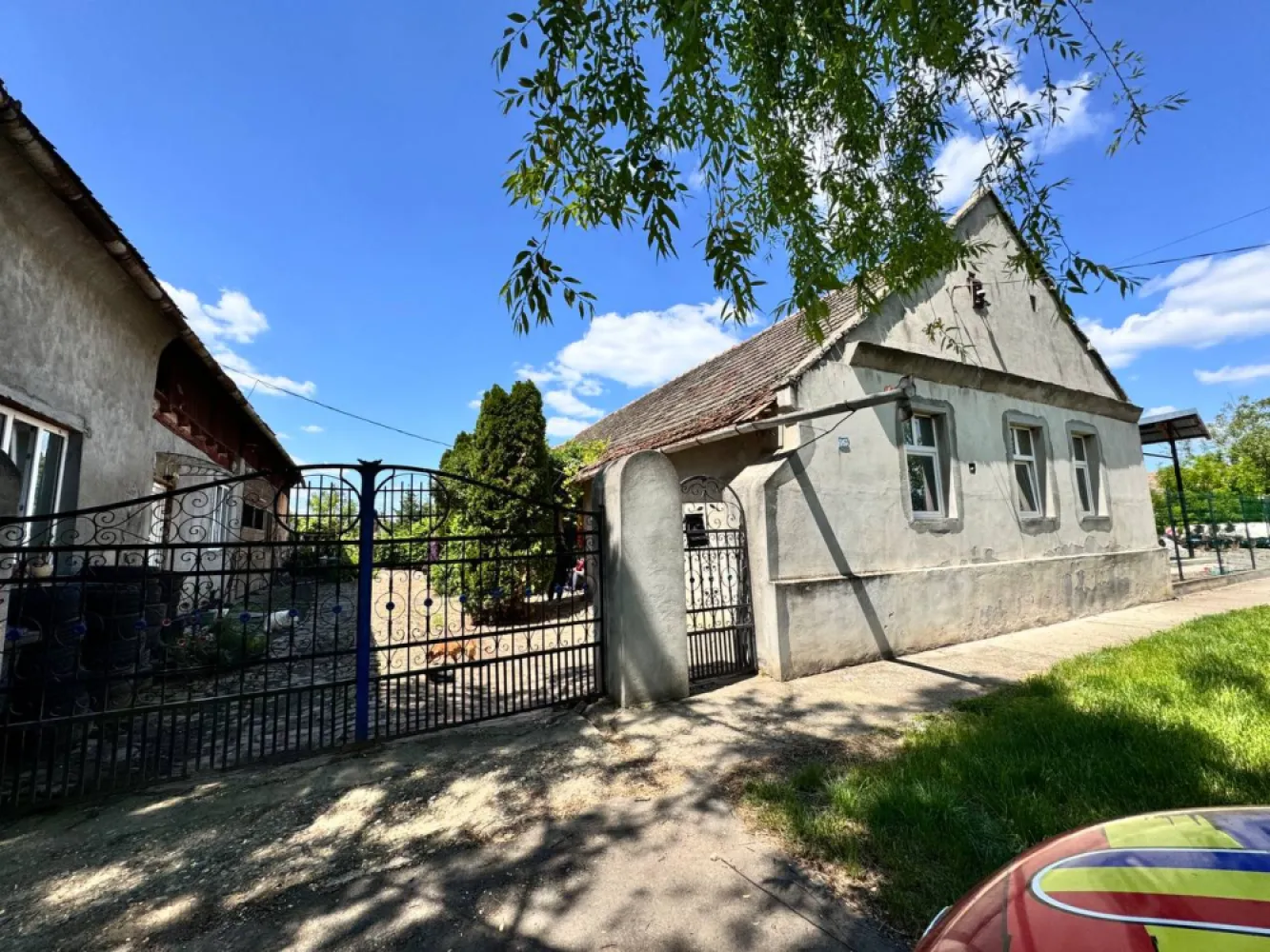 Casă de vânzare - 🏡 **Oportunitate în Iecea Mare – spațiu generos, liniște și potențial de dezvoltare!**Îți dorești o viață liniștită la țară sau cauți locul ideal pentru a începe o afacere? Această proprietate îți oferă exact combinația perfectă între confort, spațiu și oportunități.📍 **Localizare:** Iecea Mare, la aproximativ **38 km de Timișoara**📐 **Detalii proprietate:*** Suprafață totală teren: **3000 mp*** Suprafață utilă: **234 mp*** **2 case în aceeași curte** – ideal pentru locuit + afacere sau familie extinsă* **4 camere** spațioase* 1 bucătărie, 1 baie* Încălzire centrală pe lemne* Tip clădire: **singur în curte*** An construcție: **1941**🌳 **Avantaje care fac diferența:*** Curte foarte mare – perfectă pentru agricultură, grădinărit, depozitare sau dezvoltarea unei afaceri (atelier, pensiune, spațiu de producție etc.)* Locație liniștită – ideală pentru cei care vor să evadeze din agitația orașului* Acces relativ rapid către Timișoara* Posibilitate de amenajare după propriul gust* Potrivită atât pentru locuință permanentă, cât și pentru investiție💰 **Preț: 65.000 € (negociabil)**✨ Fie că visezi la o gospodărie tradițională, fie că vrei să îți dezvolți propria afacere într-un spațiu generos, această proprietate îți oferă libertatea de a crea exact ceea ce îți dorești.📞 Pentru mai multe detalii sau vizionare, nu ezita să mă contactezi!&nbsp;