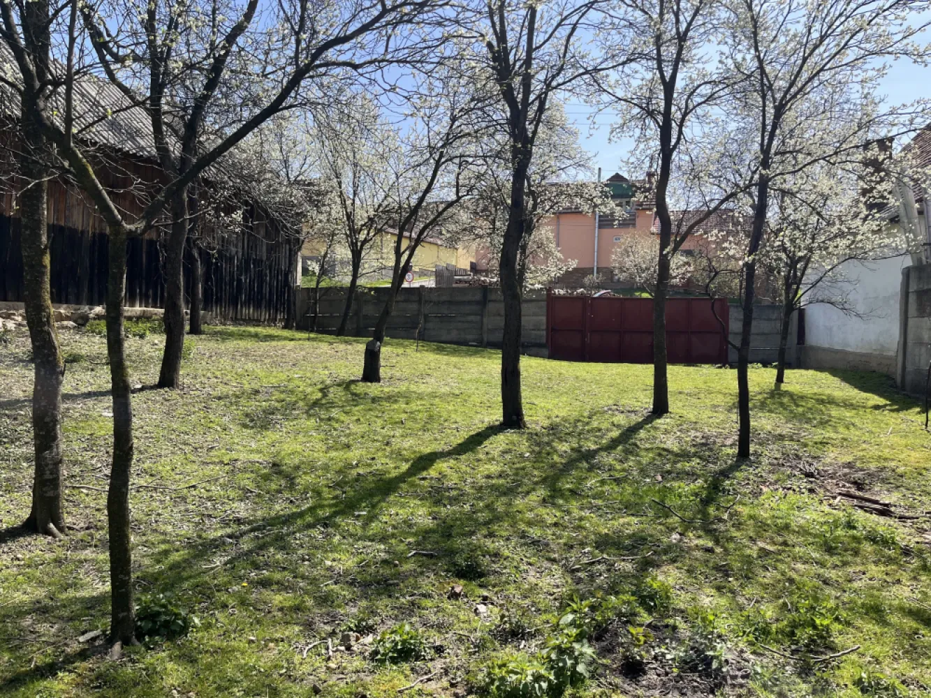 Teren Poplaca centru, cu utilități, 789 mp, împrejmuit - Terenul este situat în Poplaca (lângă Sibiu), la doar câteva minute de oraș și în apropiere de munte. Ideal pentru casă de vacanță sau locuință permanentă.Detalii teren:suprafață: 789 mpfront stradal: 13.5 mpsituat central, la 100 m de Primărieacces direct din drum asfaltatUtilități și amenajări:apă în curte -electricitate, gaz, canalizare, internet la limita prorprietățiigard din beton și poartă metalică de acces (parte spre stradă), gard tip plasă din sârmă cu stâlpi din beton pe celelalte laturipomi fructiferi maturi și tineriwc ecologic din lemnDe ce este special:liniște totală, aer curat, departe de trafic și poluaresituat pe una dintre străzile care mai păstrează atmosfera autentică dintr-un sat transilvăneanperfect pentru casă de vacanță sau mutare din orașaproape de munte și natură (Curmătură Sibiu, Arena Platoș, Păltiniș)acces rapid către Sibiu (oraș dezvoltat, aeroport, școli, restaurante)teren deja pregătit- îl poți folosi imediat