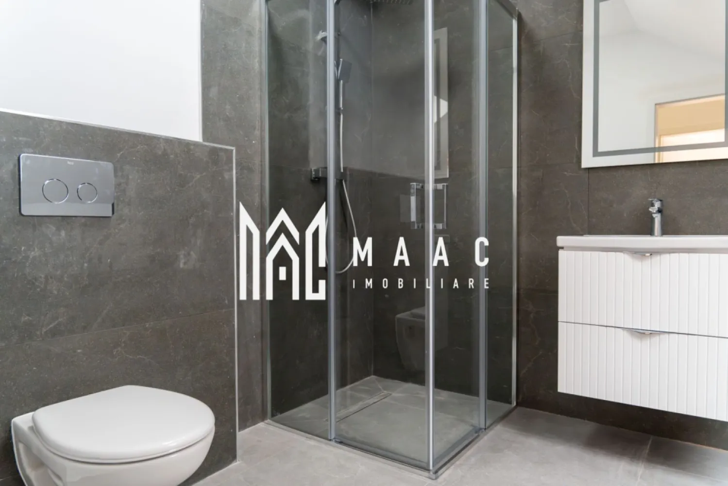 Apartament 3 Camere I Etaj 3/3 I Parcare Inclusă - Apartament modern, situat la etajul 3/3 al unui imobil nou, finalizat în anul 2024, localizat într-o zonă liniștită și accesibilă, aproape de puncte de interes precum: centre comerciale, Kaufland, instituții de învățământ și stații pentru transport 

Loc de parcare: inclus în preț
Compartimentare practică pe două niveluri:

Nivel 1:
Living open space cu bucătărie
Dormitor
Baie complet utilată
Balcon

Nivel 2:
Dormitor matrimonial
Hol generos
A doua baie, complet mobilată și utilată

Dotări și finisaje:
Se predă la stadiu de cheie – finisaje moderne și de calitate
Aer condiționat montat pe ambele niveluri
Băi complet mobilate și echipate
Clădire nouă, construită în 2024
Loc de parcare inclus, ideal pentru confort și siguranță
Proprietatea este ideală pentru locuit sau ca investiție, datorită zonei și compartimentării eficiente.

Pentru detalii suplimentare, consultanță sau programarea unei vizionări, te rugăm să ne contactezi si sa specifici :CP3049330