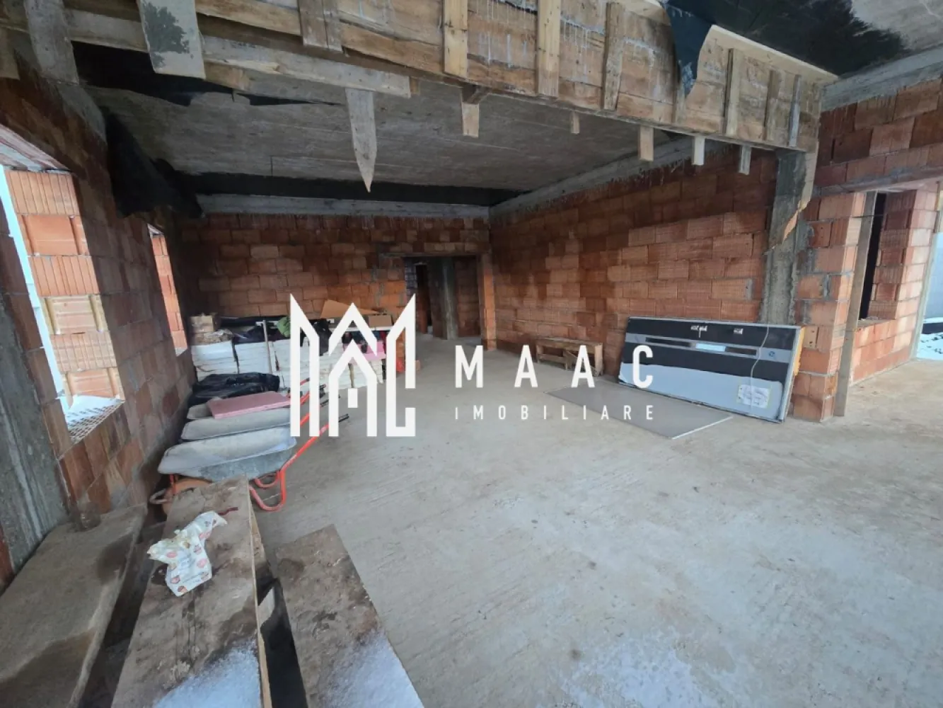 Casa pe un singur nivel | 500 mp teren | Selimbar - MAAC Imobiliare vă propune spre vânzare o casă individuală pe un singur nivel, cu 4 camere, situată în zona Tineretului din Șelimbăr, amplasată pe un teren de 500 mp, într-o zonă rezidențială apreciată pentru accesibilitate și dezvoltare continuă. Proprietatea oferă o compartimentare modernă și funcțională, ideală pentru o familie care își dorește confort și intimitate.

Locuința dispune de o suprafață utilă de 130 mp și o suprafață construită de 165 mp, la care se adaugă o terasă acoperită de 12 mp, perfectă pentru relaxare în aer liber.

Compartimentarea este eficient organizată:
-3 dormitoare decomandate, cu suprafețe cuprinse între 13 și 16 mp, dintre care unul beneficiază de baie proprie
-living open space cu bucătăria, în suprafață de 50 mp
-spațiu tehnic de 6 mp
-2 intrări
-terasă acoperită de 12 mp

Imobilul se predă la stadiul de roșu, fiind dotat cu geamuri termopan și ambele uși de acces montate, oferind posibilitatea personalizării finisajelor interioare după preferințele viitorului proprietar.

Pentru mai multe detalii, vă rugăm să menționați CP2989039 la telefon.
