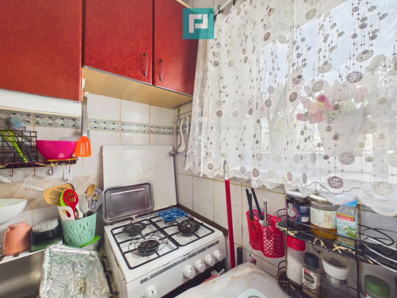 Garsonieră pe Calea 6 Vânători - Garsonieră de vânzare – Calea 6 Vânători | Ideală pentru investiție sau locuit

Dacă îți dorești un spațiu eficient, ușor de întreținut și bine poziționat, această garsonieră poate fi alegerea potrivită. Fie că vrei să locuiești sau să investești, este o oportunitate accesibilă și practică.

Detalii generale

Tip: Apartament (garsonieră)
Disponibilitate: Imediat
Compartimentare: Semidecomandat
Confort: 2
Etaj: 1 din 4
An construcție: 1980
Structură: Cărămidă
Stadiu: Finalizată
Stare interior: Finisat clasic (2015)

 Suprafețe

Suprafață utilă: 22 mp
Suprafață construită: 34 mp

Compartimentare

1 cameră (dormitor/living)
1 bucătărie
1 baie

 Avantaje

Etaj intermediar – acces facil
Costuri reduse de întreținere
Ideală pentru închiriere sau locuit
Compartimentare practică pentru spațiu compact

Locație – Calea 6 Vânători
Zonă accesibilă, cu conexiuni rapide către punctele de interes din oraș.

O alegere inteligentă pentru un început sau o investiție sigură.

Pentru mai multe detalii și programarea unei vizionări, vă stau la dispoziție.

Dumitrita Jacot - Consultant imobiliar PropertyLAB
Telefon: 0790 474 979
E-mail: Dumitrita.jacot@propertylab.ro

Cod proprietate 2988107
