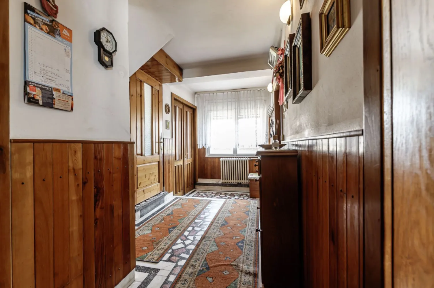 Casă din cărămidă cu 8 camere – zonă liniștită, LIPOVA - Descoperă o locuință solidă din cărămidă, complet mobilată și utilată, cu 2 bucătării, podele și mobilier din lemn masiv

 8 camere | 4 dormitoare | 2 etaje | 2 bucătării | garaj închis | balcon
 Mobilată și utilată complet
 Podele și mobilier din lemn masiv
 Apă, canalizare, curent trifazic
 Pregătită pentru centrală proprie
 Suprafață construită 253mp

 Ideală pentru familie sau pentru cei care caută confort, liniște și acces rapid către toate punctele de interes din Lipova.

Nu dispui de toată suma? Te ajutăm noi gratuit! Îți obținem oferte de la 16 bănci.

Ai o proprietate de vânzare în Arad și vrei să știi cât valorează cu adevărat?
Sună-mă pentru o evaluare gratuită, fără obligații.

 Lucian Marc – Consultant Imobiliar Acasa Arad
 0746 093 329
 Birou: ACASA | Agenție Imobiliară Arad
 Adresa: Bulevardul Decebal 2, Arad 310133

Sună acum pentru vizionare – mută-te imediat într-o casă gata de locuit!