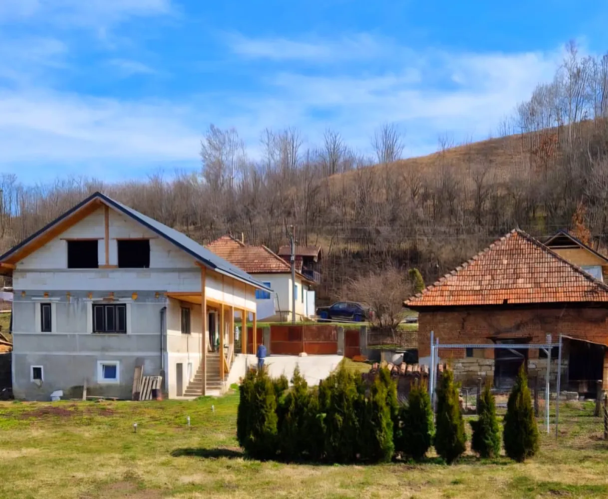 Casă de vănzare la 30km de Cluj Napoca - ​🏡 CASĂ SPAȚIOASĂ LA 30 KM DE CLUJ – AȘCHILEUL MARE 🌳​Cauți liniștea de la sat fără să renunți la confortul orașului? Această proprietate este ocazia perfectă pentru o familie care vrea să își personalizeze viitoarea locuință!​📍 Locație strategică (Inima comunei):✅ 2 minute de Relnex Spa (relaxare la un pas de casă!) 🧖‍♀️✅ 2 minute de Primărie 🏛️✅ 5 minute de Școală și Magazin 🏫🛒​✨ Detalii Proprietate:​Suprafață utilă: 180 m² (Subsol, Parter + Mansardă)​Compartimentare: Bucătărie, pivniță, 2 camere mari la parter, hol și mansardă generoasă.​Teren: 1.360 m² (spațiu berechet pentru grădină, foișor sau livadă).​Anexe: Șură cu grajd (structură solidă, ideală pentru depozitare sau atelier).​⚡ Utilități &amp; Facilități:​Curent trifazic (ideal pentru ateliere sau pompe de căldură).​Apă de la rețeaua Clujului (la poartă) + Fântână proprie în curte.​Internet de mare viteză și Cablu TV.​Casa este în stadiu de renovare – o poți finisa exact așa cum ai visat!​💰 Preț: 75.000 EURO (Negociabil)📞 Contact direct proprietar:☎️ 0740 197 066☎️ 0755 623 148​📍 Grăbește-te să programezi o vizionare! O casă cu un asemenea teren și locație nu stă mult în piață.​#ImobiliareCluj #CasaDeVanzare #AschileulMare #ClujNapoca #InvestitieImobiliara #ViataLaTara