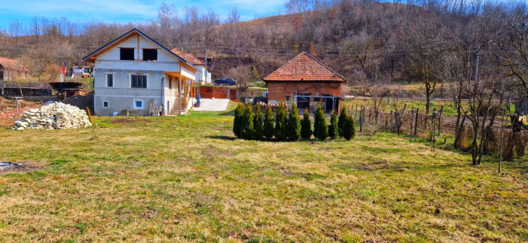 Casă de vănzare la 30km de Cluj Napoca - ​🏡 CASĂ SPAȚIOASĂ LA 30 KM DE CLUJ – AȘCHILEUL MARE 🌳​Cauți liniștea de la sat fără să renunți la confortul orașului? Această proprietate este ocazia perfectă pentru o familie care vrea să își personalizeze viitoarea locuință!​📍 Locație strategică (Inima comunei):✅ 2 minute de Relnex Spa (relaxare la un pas de casă!) 🧖‍♀️✅ 2 minute de Primărie 🏛️✅ 5 minute de Școală și Magazin 🏫🛒​✨ Detalii Proprietate:​Suprafață utilă: 180 m² (Subsol, Parter + Mansardă)​Compartimentare: Bucătărie, pivniță, 2 camere mari la parter, hol și mansardă generoasă.​Teren: 1.360 m² (spațiu berechet pentru grădină, foișor sau livadă).​Anexe: Șură cu grajd (structură solidă, ideală pentru depozitare sau atelier).​⚡ Utilități &amp; Facilități:​Curent trifazic (ideal pentru ateliere sau pompe de căldură).​Apă de la rețeaua Clujului (la poartă) + Fântână proprie în curte.​Internet de mare viteză și Cablu TV.​Casa este în stadiu de renovare – o poți finisa exact așa cum ai visat!​💰 Preț: 75.000 EURO (Negociabil)📞 Contact direct proprietar:☎️ 0740 197 066☎️ 0755 623 148​📍 Grăbește-te să programezi o vizionare! O casă cu un asemenea teren și locație nu stă mult în piață.​#ImobiliareCluj #CasaDeVanzare #AschileulMare #ClujNapoca #InvestitieImobiliara #ViataLaTara