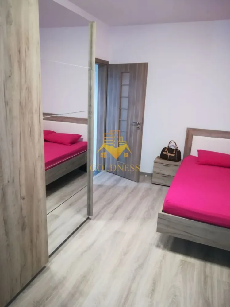 O camera, Parcare, Europa, Mega Image, Remedium farm - GOLDNESS Imobiliare vă propune spre închiriere un apartament cu o camera complet mobilat și utilat, la etajul 1 într-un imobil de 2 etaje, în cartierul Europa.
Dispune de loc de parcare subterana!
 Apartamentul este compartimentat astfel:
 - dormitor cu pat matrimonial, dressing, noptiere.
 - bucatarie open-space complet utilată, loc de servit masa 
 - baie cu vana, calorifer port prosop inox și dulap pentru depozitare.
 - terasa de 10 mp.

Imobilul este dotat cu toate cele necesare- centrală proprie, frigider, aragaz, hotă, mașină de spălat haine, etc. 

Dacă sunteți interesați de acest apartament și doriți să îl vizionați, dar și pentru alte oferte nu ezitați să ne contactați telefonic sau prin e-mail. Vă stăm la dispoziție!
Pentru intermediere se percepe un comision de 50% din prețul chiriei!