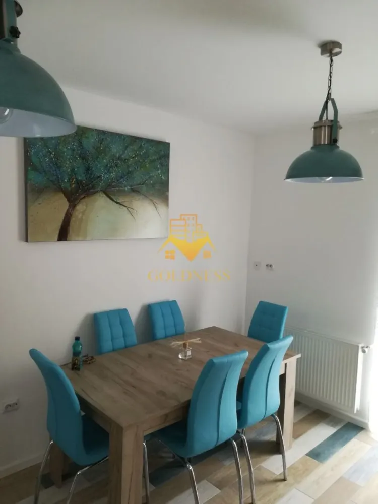 O camera, Parcare, Europa, Mega Image, Remedium farm - GOLDNESS Imobiliare vă propune spre închiriere un apartament cu o camera complet mobilat și utilat, la etajul 1 într-un imobil de 2 etaje, în cartierul Europa.
Dispune de loc de parcare subterana!
 Apartamentul este compartimentat astfel:
 - dormitor cu pat matrimonial, dressing, noptiere.
 - bucatarie open-space complet utilată, loc de servit masa 
 - baie cu vana, calorifer port prosop inox și dulap pentru depozitare.
 - terasa de 10 mp.

Imobilul este dotat cu toate cele necesare- centrală proprie, frigider, aragaz, hotă, mașină de spălat haine, etc. 

Dacă sunteți interesați de acest apartament și doriți să îl vizionați, dar și pentru alte oferte nu ezitați să ne contactați telefonic sau prin e-mail. Vă stăm la dispoziție!
Pentru intermediere se percepe un comision de 50% din prețul chiriei!