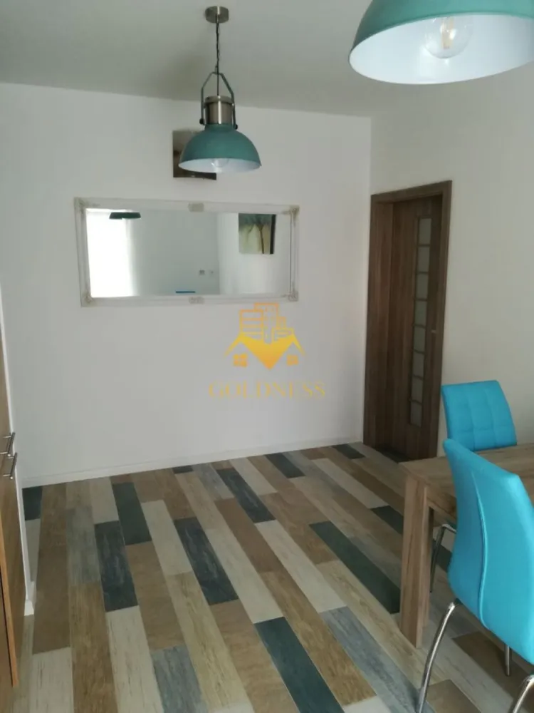 O camera, Parcare, Europa, Mega Image, Remedium farm - GOLDNESS Imobiliare vă propune spre închiriere un apartament cu o camera complet mobilat și utilat, la etajul 1 într-un imobil de 2 etaje, în cartierul Europa.
Dispune de loc de parcare subterana!
 Apartamentul este compartimentat astfel:
 - dormitor cu pat matrimonial, dressing, noptiere.
 - bucatarie open-space complet utilată, loc de servit masa 
 - baie cu vana, calorifer port prosop inox și dulap pentru depozitare.
 - terasa de 10 mp.

Imobilul este dotat cu toate cele necesare- centrală proprie, frigider, aragaz, hotă, mașină de spălat haine, etc. 

Dacă sunteți interesați de acest apartament și doriți să îl vizionați, dar și pentru alte oferte nu ezitați să ne contactați telefonic sau prin e-mail. Vă stăm la dispoziție!
Pentru intermediere se percepe un comision de 50% din prețul chiriei!