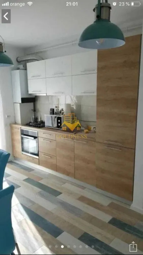 O camera, Parcare, Europa, Mega Image, Remedium farm - GOLDNESS Imobiliare vă propune spre închiriere un apartament cu o camera complet mobilat și utilat, la etajul 1 într-un imobil de 2 etaje, în cartierul Europa.
Dispune de loc de parcare subterana!
 Apartamentul este compartimentat astfel:
 - dormitor cu pat matrimonial, dressing, noptiere.
 - bucatarie open-space complet utilată, loc de servit masa 
 - baie cu vana, calorifer port prosop inox și dulap pentru depozitare.
 - terasa de 10 mp.

Imobilul este dotat cu toate cele necesare- centrală proprie, frigider, aragaz, hotă, mașină de spălat haine, etc. 

Dacă sunteți interesați de acest apartament și doriți să îl vizionați, dar și pentru alte oferte nu ezitați să ne contactați telefonic sau prin e-mail. Vă stăm la dispoziție!
Pentru intermediere se percepe un comision de 50% din prețul chiriei!