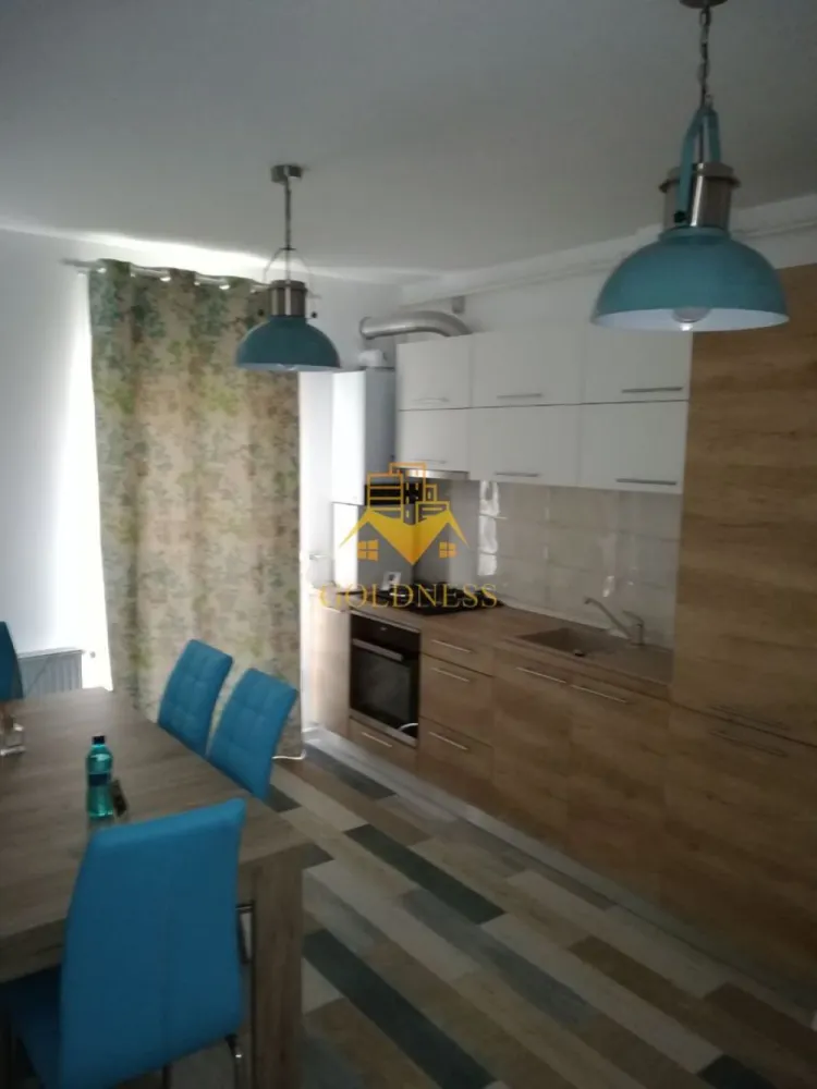 O camera, Parcare, Europa, Mega Image, Remedium farm - GOLDNESS Imobiliare vă propune spre închiriere un apartament cu o camera complet mobilat și utilat, la etajul 1 într-un imobil de 2 etaje, în cartierul Europa.
Dispune de loc de parcare subterana!
 Apartamentul este compartimentat astfel:
 - dormitor cu pat matrimonial, dressing, noptiere.
 - bucatarie open-space complet utilată, loc de servit masa 
 - baie cu vana, calorifer port prosop inox și dulap pentru depozitare.
 - terasa de 10 mp.

Imobilul este dotat cu toate cele necesare- centrală proprie, frigider, aragaz, hotă, mașină de spălat haine, etc. 

Dacă sunteți interesați de acest apartament și doriți să îl vizionați, dar și pentru alte oferte nu ezitați să ne contactați telefonic sau prin e-mail. Vă stăm la dispoziție!
Pentru intermediere se percepe un comision de 50% din prețul chiriei!