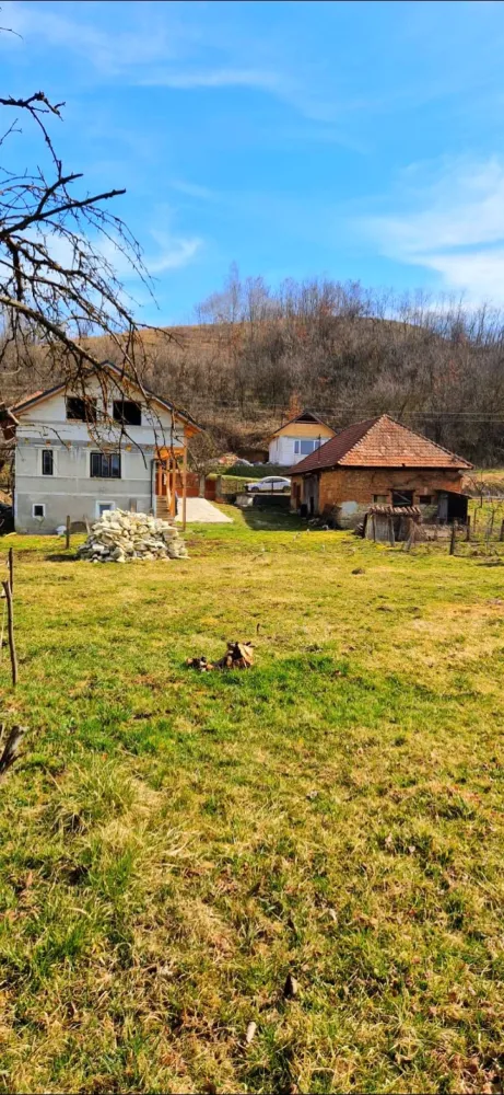 Casă de vănzare la 30km de Cluj Napoca - ​🏡 CASĂ SPAȚIOASĂ LA 30 KM DE CLUJ – AȘCHILEUL MARE 🌳​Cauți liniștea de la sat fără să renunți la confortul orașului? Această proprietate este ocazia perfectă pentru o familie care vrea să își personalizeze viitoarea locuință!​📍 Locație strategică (Inima comunei):✅ 2 minute de Relnex Spa (relaxare la un pas de casă!) 🧖‍♀️✅ 2 minute de Primărie 🏛️✅ 5 minute de Școală și Magazin 🏫🛒​✨ Detalii Proprietate:​Suprafață utilă: 180 m² (Subsol, Parter + Mansardă)​Compartimentare: Bucătărie, pivniță, 2 camere mari la parter, hol și mansardă generoasă.​Teren: 1.360 m² (spațiu berechet pentru grădină, foișor sau livadă).​Anexe: Șură cu grajd (structură solidă, ideală pentru depozitare sau atelier).​⚡ Utilități &amp; Facilități:​Curent trifazic (ideal pentru ateliere sau pompe de căldură).​Apă de la rețeaua Clujului (la poartă) + Fântână proprie în curte.​Internet de mare viteză și Cablu TV.​Casa este în stadiu de renovare – o poți finisa exact așa cum ai visat!​💰 Preț: 75.000 EURO (Negociabil)📞 Contact direct proprietar:☎️ 0740 197 066☎️ 0755 623 148​📍 Grăbește-te să programezi o vizionare! O casă cu un asemenea teren și locație nu stă mult în piață.​#ImobiliareCluj #CasaDeVanzare #AschileulMare #ClujNapoca #InvestitieImobiliara #ViataLaTara