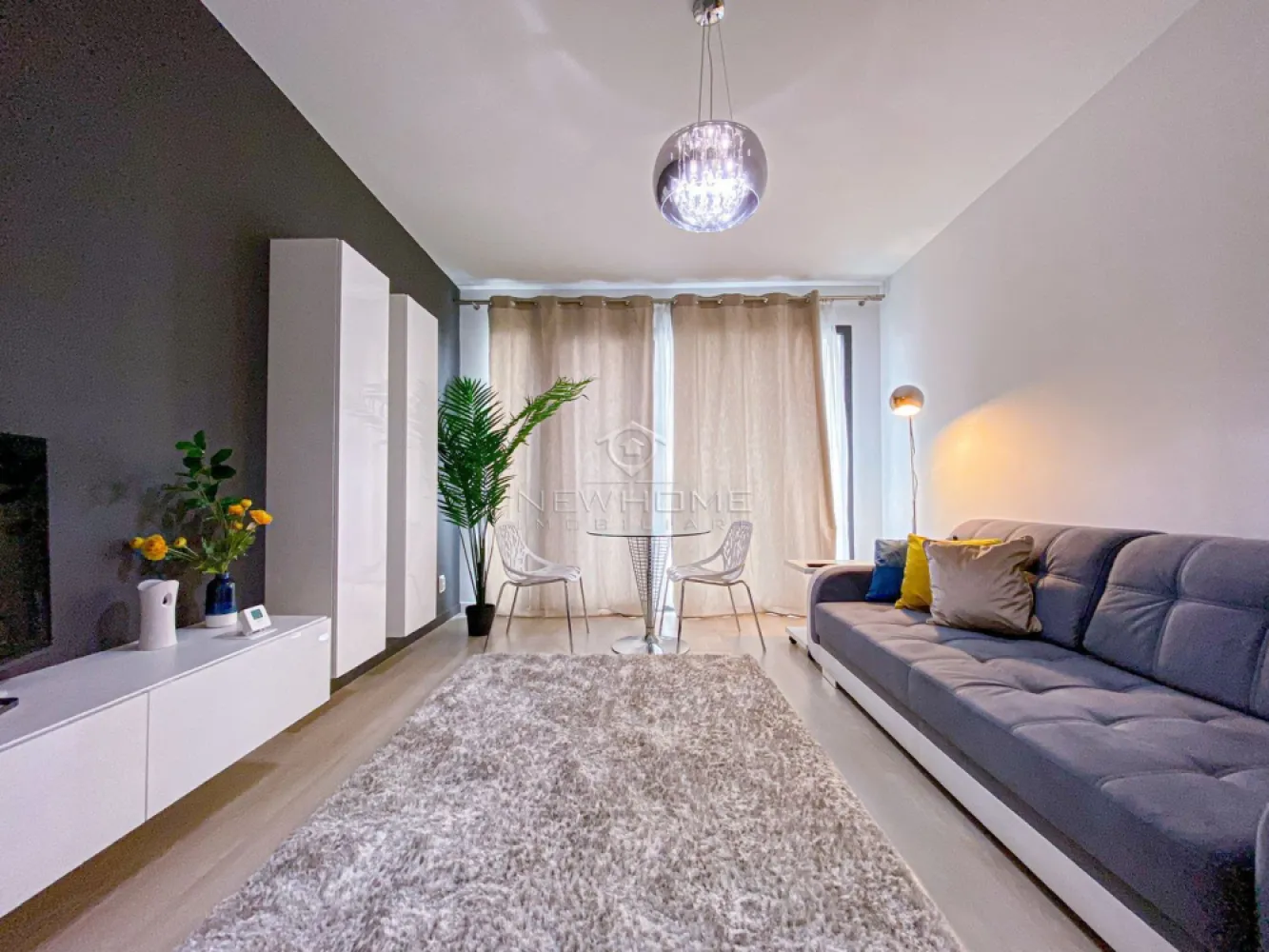 Apartament 1 camere PARCARE, zona Iulius Mall Fsega - NewHOME Imobiliare ofera spre inchiriere apartament modern cu 1 camerea, amplasat la etajul 3 din 5 intr-un imobil nou cu acces securizat, finalizat in anul 2018. Compus din: 1 cameră, 1 bucătărie, 1 baie, 1 hol, având suprafaţa utilă de 38 mp + balcon, loc de PARCARE subteran inclus in pret. Pentru confosrtul Dvs apartamentul se inchiriaza complet mobilat si utilat. Dotat cu finisaje moderne, centrala termica proprie, incalzire in pardoseala, cuptor electric, plita pe gaz, hota, frigider, cuptor cu microunde, masina de spalat vase/haine, etc. Avand in vedere poziția si avantajele zonei este una de interes maxim, datorita pozitionarii fiind in apropiere de Iulius Mall, Porsche Engineering, facultatea FSEGA, Business centre, Iulius Park, etc. Pentru mai multe informatii si pentru a programa o vizionare, contactati-ne cu incredere!