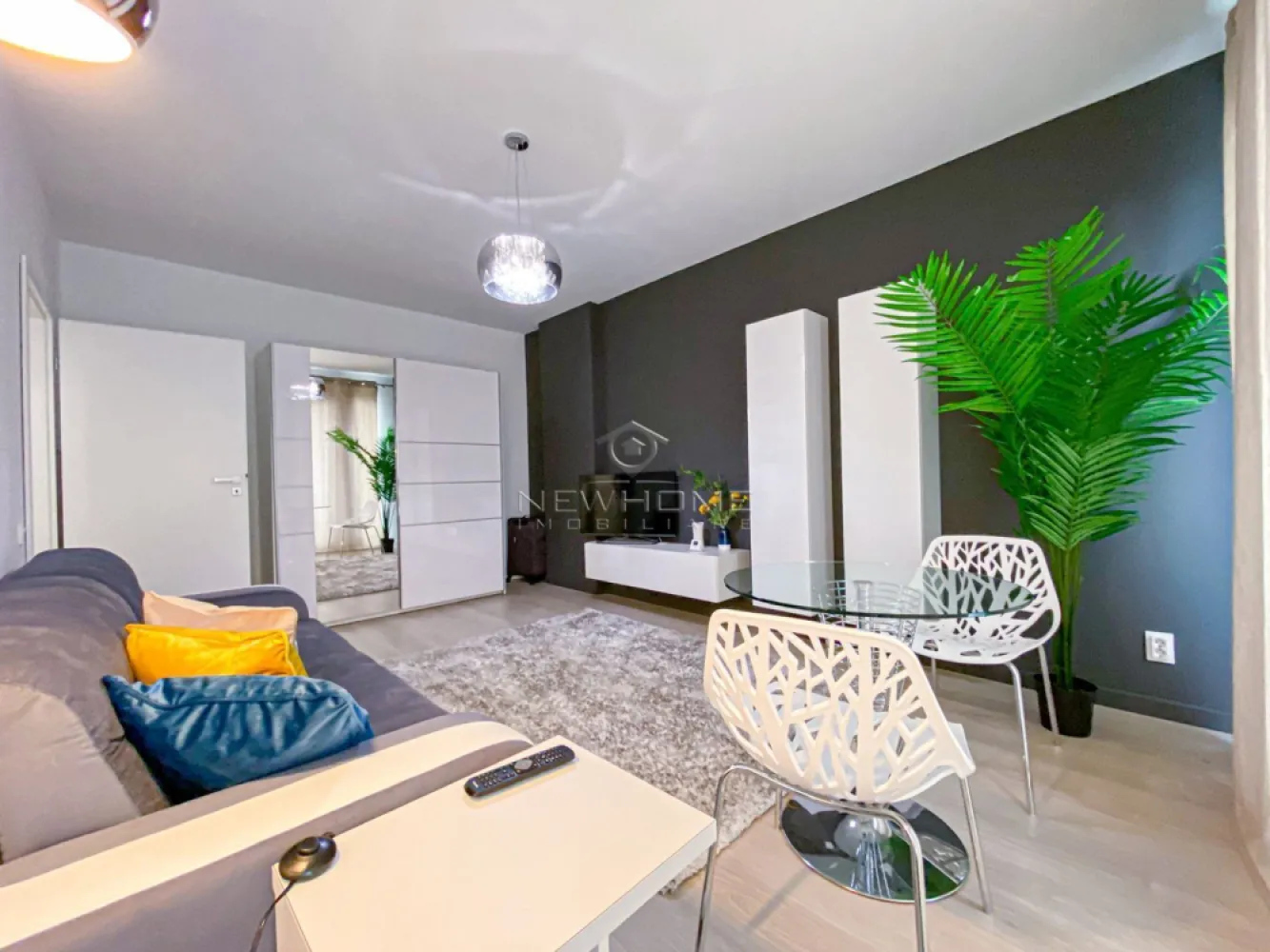 Apartament 1 camere PARCARE, zona Iulius Mall Fsega - NewHOME Imobiliare ofera spre inchiriere apartament modern cu 1 camerea, amplasat la etajul 3 din 5 intr-un imobil nou cu acces securizat, finalizat in anul 2018. Compus din: 1 cameră, 1 bucătărie, 1 baie, 1 hol, având suprafaţa utilă de 38 mp + balcon, loc de PARCARE subteran inclus in pret. Pentru confosrtul Dvs apartamentul se inchiriaza complet mobilat si utilat. Dotat cu finisaje moderne, centrala termica proprie, incalzire in pardoseala, cuptor electric, plita pe gaz, hota, frigider, cuptor cu microunde, masina de spalat vase/haine, etc. Avand in vedere poziția si avantajele zonei este una de interes maxim, datorita pozitionarii fiind in apropiere de Iulius Mall, Porsche Engineering, facultatea FSEGA, Business centre, Iulius Park, etc. Pentru mai multe informatii si pentru a programa o vizionare, contactati-ne cu incredere!