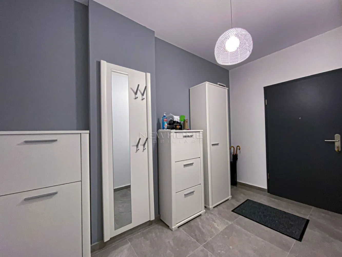 Apartament 1 camere PARCARE, zona Iulius Mall Fsega - NewHOME Imobiliare ofera spre inchiriere apartament modern cu 1 camerea, amplasat la etajul 3 din 5 intr-un imobil nou cu acces securizat, finalizat in anul 2018. Compus din: 1 cameră, 1 bucătărie, 1 baie, 1 hol, având suprafaţa utilă de 38 mp + balcon, loc de PARCARE subteran inclus in pret. Pentru confosrtul Dvs apartamentul se inchiriaza complet mobilat si utilat. Dotat cu finisaje moderne, centrala termica proprie, incalzire in pardoseala, cuptor electric, plita pe gaz, hota, frigider, cuptor cu microunde, masina de spalat vase/haine, etc. Avand in vedere poziția si avantajele zonei este una de interes maxim, datorita pozitionarii fiind in apropiere de Iulius Mall, Porsche Engineering, facultatea FSEGA, Business centre, Iulius Park, etc. Pentru mai multe informatii si pentru a programa o vizionare, contactati-ne cu incredere!