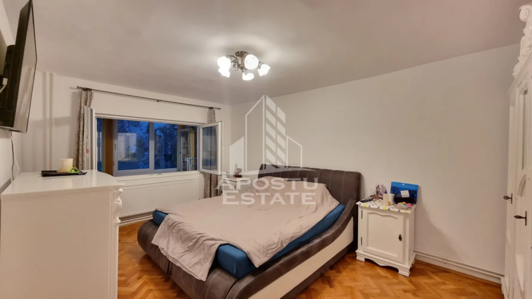 Apartament cu 3 camere de vanzare, decomandat , Zona Mircea cel Bătrân - Agenţia imobiliara Apostu Estate va propune spre vânzare un apartament nou cu 1 camera ,situat în zona Aradului ,una dintre cele mai căutate zone din Timisoara . Ideal atât pentru locuinţa proprie , cat si pentru investiție

Imobilul este situat la parterul unui imobil cu 8 etaje ( P/8) ,având o suprafață utilă de 38,33 mp și o terasă cu cf individual avand o suprafață de 13,17 mp

Compartimentare :
-Hol de acces 
-Bucătărie cu ieșire pe terasă 
-Dormitor matrimonial
-Baie cu cadă 
-Terasa mare 

Apartamentul se vinde complet mobilat , conform pozelor

Apartamentul dispune de centrală termică proprie, oferind un control complet asupra costurilor de întreținere și a confortului termic

Beneficii suplimentare :
- Compartimentare funcțională și modernă 
- Zona perfectă pentru locuit sau investiţie
- Rulouri electrice 
-Aer condiționat
-Izolație termică exterioara

Vecinătății :
-Facultatea de medicină veterinară, agronomia 
-Auchan 
-Iulius Mall

Pentru mai multe detalii si programarea unei vizionari , va stam cu drag la dispoziţie .

Agenţia imobiliara Apostu Estate vă oferă consultanta bancara gratuita prin intermediul colaboratorilor noştri pentru alegerea celui mai potrivit tip de credit , astfel încât tu să devii noul proprietar al acestui apartament
ID INTERN: CP3231121