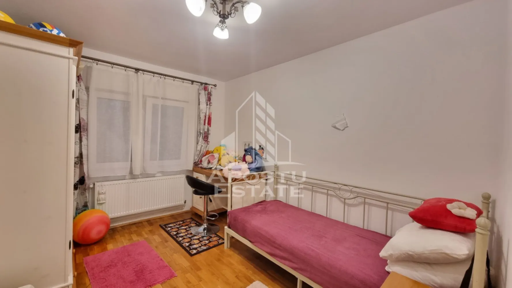 Apartament cu 3 camere de vanzare, decomandat , Zona Mircea cel Bătrân - Agenţia imobiliara Apostu Estate va propune spre vânzare un apartament nou cu 1 camera ,situat în zona Aradului ,una dintre cele mai căutate zone din Timisoara . Ideal atât pentru locuinţa proprie , cat si pentru investiție

Imobilul este situat la parterul unui imobil cu 8 etaje ( P/8) ,având o suprafață utilă de 38,33 mp și o terasă cu cf individual avand o suprafață de 13,17 mp

Compartimentare :
-Hol de acces 
-Bucătărie cu ieșire pe terasă 
-Dormitor matrimonial
-Baie cu cadă 
-Terasa mare 

Apartamentul se vinde complet mobilat , conform pozelor

Apartamentul dispune de centrală termică proprie, oferind un control complet asupra costurilor de întreținere și a confortului termic

Beneficii suplimentare :
- Compartimentare funcțională și modernă 
- Zona perfectă pentru locuit sau investiţie
- Rulouri electrice 
-Aer condiționat
-Izolație termică exterioara

Vecinătății :
-Facultatea de medicină veterinară, agronomia 
-Auchan 
-Iulius Mall

Pentru mai multe detalii si programarea unei vizionari , va stam cu drag la dispoziţie .

Agenţia imobiliara Apostu Estate vă oferă consultanta bancara gratuita prin intermediul colaboratorilor noştri pentru alegerea celui mai potrivit tip de credit , astfel încât tu să devii noul proprietar al acestui apartament
ID INTERN: CP3231121