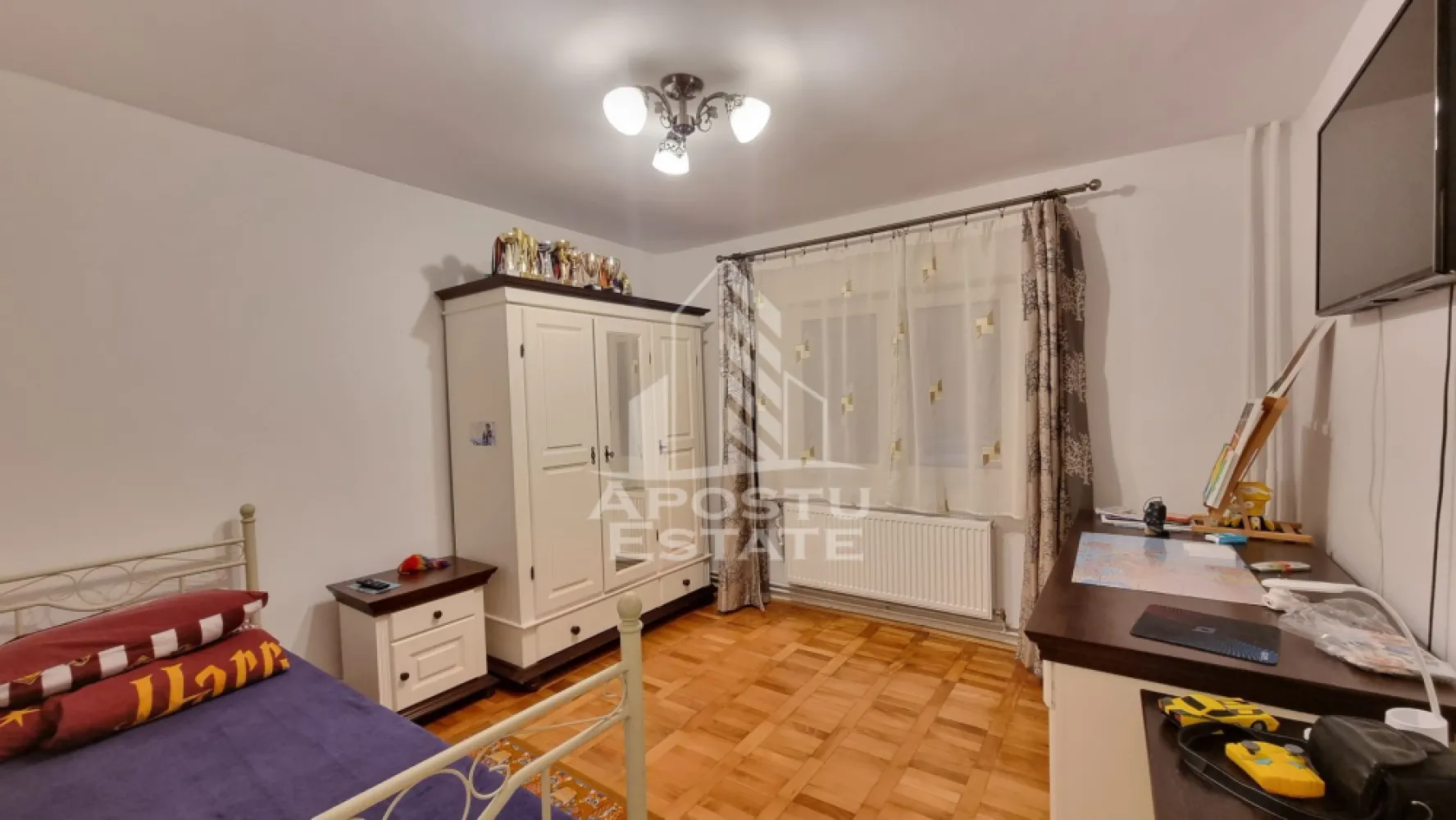 Apartament cu 3 camere de vanzare, decomandat , Zona Mircea cel Bătrân - Agenţia imobiliara Apostu Estate va propune spre vânzare un apartament nou cu 1 camera ,situat în zona Aradului ,una dintre cele mai căutate zone din Timisoara . Ideal atât pentru locuinţa proprie , cat si pentru investiție

Imobilul este situat la parterul unui imobil cu 8 etaje ( P/8) ,având o suprafață utilă de 38,33 mp și o terasă cu cf individual avand o suprafață de 13,17 mp

Compartimentare :
-Hol de acces 
-Bucătărie cu ieșire pe terasă 
-Dormitor matrimonial
-Baie cu cadă 
-Terasa mare 

Apartamentul se vinde complet mobilat , conform pozelor

Apartamentul dispune de centrală termică proprie, oferind un control complet asupra costurilor de întreținere și a confortului termic

Beneficii suplimentare :
- Compartimentare funcțională și modernă 
- Zona perfectă pentru locuit sau investiţie
- Rulouri electrice 
-Aer condiționat
-Izolație termică exterioara

Vecinătății :
-Facultatea de medicină veterinară, agronomia 
-Auchan 
-Iulius Mall

Pentru mai multe detalii si programarea unei vizionari , va stam cu drag la dispoziţie .

Agenţia imobiliara Apostu Estate vă oferă consultanta bancara gratuita prin intermediul colaboratorilor noştri pentru alegerea celui mai potrivit tip de credit , astfel încât tu să devii noul proprietar al acestui apartament
ID INTERN: CP3231121
