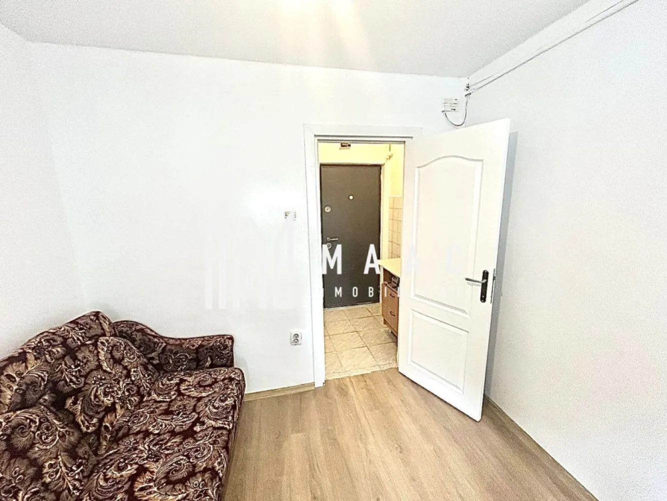 Garsonieră | 15 mp | Complet renovată | Centrală proprie | Lazaret - MAAC Imobiliare vă propune spre vânzare o garsonieră ideală atât pentru investiție în vederea închirierii, cât și pentru locuință personală, situată în cartierul Lazaret, zona Compa din Sibiu. Proprietatea se află într-o zonă cu acces facil către puncte de interes, magazine și mijloace de transport, fiind o alegere practică pentru persoanele care caută un spațiu eficient și ușor de întreținut.

Garsoniera are o suprafață utilă de 15 mp și este compartimentată inteligent pentru a oferi funcționalitate și confort.
-Cameră
-Baie
-Chicinetă

Locuința a fost recent renovată complet și se prezintă într-o stare foarte bună, fiind pregătită pentru mutare imediată sau pentru a fi introdusă rapid în circuitul de închiriere.

Gresie și faianță noi
Parchet nou
Uși interioare noi
Geam termopan nou
Proaspăt zugrăvită

Garsoniera dispune de centrală termică proprie pe gaz, un avantaj important pentru confortul termic și pentru menținerea unor costuri reduse de întreținere. De asemenea, proprietatea beneficiază de o priveliște plăcută către munte, oferind un plus de relaxare și lumină naturală.

Datorită poziționării în cartierul Lazaret, zona Compa, această proprietate reprezintă o oportunitate excelentă pentru investiție imobiliară sau pentru locuire personală într-o zonă accesibilă din Sibiu.

Pentru mai multe detalii sau pentru programarea unei vizionări, vă rugăm să precizați telefonic că ați văzut anunțul cu CP3052342.
