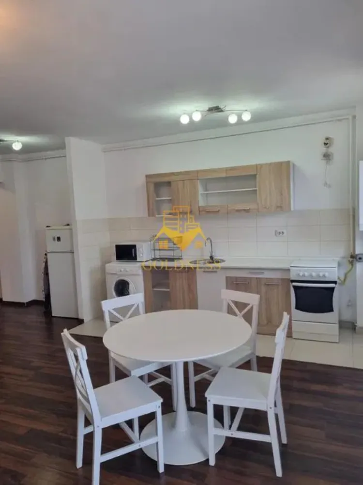 o camera open space, terasa, Buna Ziua, Bonjour Residence, Mega Image - GOLDNESS Imobiliare vă propune spre închiriere un apartament cu o camera complet mobilat și utilat, la etajul 5 într-un imobil de 6 etaje, în Cartierul Buna Ziua .
Se poate parca prin zona
Se află în apropierea stațiilor de transport în comun, magazine, restaurante, spații verzi, farmacii, etc. 

Apartamentul este compartimentat astfel:
 - camera cu pat extensibil
 - bucatarie complet utilată și mobilată, loc de servit masa 
 - baie cu cabina de dus, calorifer port prosop și dulap pentru depozitare.
 - terasa de 10 mp.

Imobilul este dotat cu toate cele necesare- centrală proprie, frigider, aragaz, hotă, mașină de spălat haine, etc. 

Dacă sunteți interesați de acest apartament și doriți să îl vizionați, dar și pentru alte oferte nu ezitați să ne contactați telefonic sau prin e-mail. Vă stăm la dispoziție!
Pentru intermediere se percepe un comision de 50% din prețul chiriei!