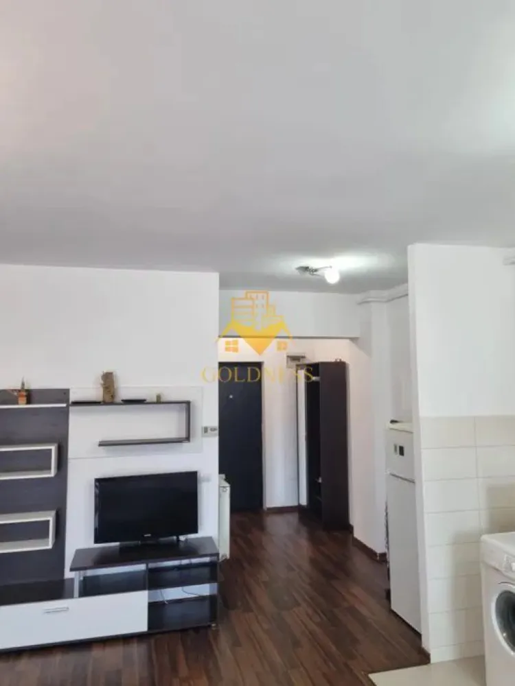 o camera open space, terasa, Buna Ziua, Bonjour Residence, Mega Image - GOLDNESS Imobiliare vă propune spre închiriere un apartament cu o camera complet mobilat și utilat, la etajul 5 într-un imobil de 6 etaje, în Cartierul Buna Ziua .
Se poate parca prin zona
Se află în apropierea stațiilor de transport în comun, magazine, restaurante, spații verzi, farmacii, etc. 

Apartamentul este compartimentat astfel:
 - camera cu pat extensibil
 - bucatarie complet utilată și mobilată, loc de servit masa 
 - baie cu cabina de dus, calorifer port prosop și dulap pentru depozitare.
 - terasa de 10 mp.

Imobilul este dotat cu toate cele necesare- centrală proprie, frigider, aragaz, hotă, mașină de spălat haine, etc. 

Dacă sunteți interesați de acest apartament și doriți să îl vizionați, dar și pentru alte oferte nu ezitați să ne contactați telefonic sau prin e-mail. Vă stăm la dispoziție!
Pentru intermediere se percepe un comision de 50% din prețul chiriei!