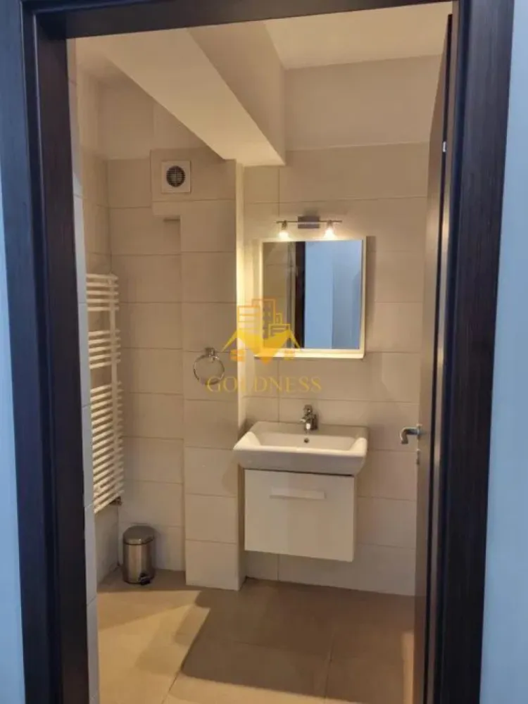 o camera open space, terasa, Buna Ziua, Bonjour Residence, Mega Image - GOLDNESS Imobiliare vă propune spre închiriere un apartament cu o camera complet mobilat și utilat, la etajul 5 într-un imobil de 6 etaje, în Cartierul Buna Ziua .
Se poate parca prin zona
Se află în apropierea stațiilor de transport în comun, magazine, restaurante, spații verzi, farmacii, etc. 

Apartamentul este compartimentat astfel:
 - camera cu pat extensibil
 - bucatarie complet utilată și mobilată, loc de servit masa 
 - baie cu cabina de dus, calorifer port prosop și dulap pentru depozitare.
 - terasa de 10 mp.

Imobilul este dotat cu toate cele necesare- centrală proprie, frigider, aragaz, hotă, mașină de spălat haine, etc. 

Dacă sunteți interesați de acest apartament și doriți să îl vizionați, dar și pentru alte oferte nu ezitați să ne contactați telefonic sau prin e-mail. Vă stăm la dispoziție!
Pentru intermediere se percepe un comision de 50% din prețul chiriei!