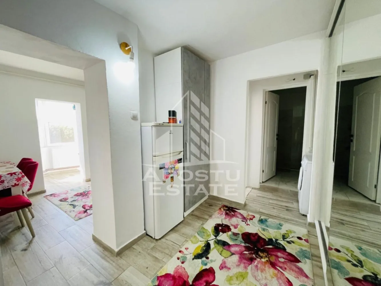 Apartament 2 camere modern/Piata spitalului/70mp - Apostu Estate va propune spre închiriere un apartament cu 2 camere situat pe Strada Banu Mărăcine, în zona Piața Spitalului / Podgoria cu o suprafața utila de 70mp.
Ești la câțiva pași de absolut tot ce ai nevoie: Kaufland, Lidl, stații de transport în comun, facultăți și Spitalul Județean.
Configurație: 2 camere luminoase, complet mobilate și utilate modern. 
Confort termic maxim: Dotat cu 2 aparate de aer condiționat (clime) pentru veri răcoroase și confort total în fiecare cameră.
Poziționare: Etajul 4 – ideal pentru intimitate, liniște și o panoramă frumoasă asupra zonei. 
Stare: Gata de locuit, curat, utilat cu electrocasnice funcționale.
Proprietatea este absolut perfectă pentru: Un cuplu care vrea confort și acces rapid la restaurante și parcuri. Studenți (la Medicină sau UAV) datorită proximității imediate față de facilitățile academice și medicale. O familie care apreciază siguranța unei zone centrale și accesul facil la școli sau magazine. 
Pentru mai multe detalii suna sau lasă un mesaj!
CP3231061