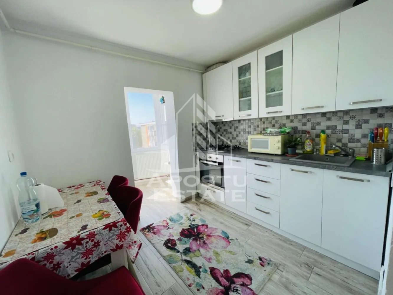Apartament 2 camere modern/Piata spitalului/70mp - Apostu Estate va propune spre închiriere un apartament cu 2 camere situat pe Strada Banu Mărăcine, în zona Piața Spitalului / Podgoria cu o suprafața utila de 70mp.
Ești la câțiva pași de absolut tot ce ai nevoie: Kaufland, Lidl, stații de transport în comun, facultăți și Spitalul Județean.
Configurație: 2 camere luminoase, complet mobilate și utilate modern. 
Confort termic maxim: Dotat cu 2 aparate de aer condiționat (clime) pentru veri răcoroase și confort total în fiecare cameră.
Poziționare: Etajul 4 – ideal pentru intimitate, liniște și o panoramă frumoasă asupra zonei. 
Stare: Gata de locuit, curat, utilat cu electrocasnice funcționale.
Proprietatea este absolut perfectă pentru: Un cuplu care vrea confort și acces rapid la restaurante și parcuri. Studenți (la Medicină sau UAV) datorită proximității imediate față de facilitățile academice și medicale. O familie care apreciază siguranța unei zone centrale și accesul facil la școli sau magazine. 
Pentru mai multe detalii suna sau lasă un mesaj!
CP3231061