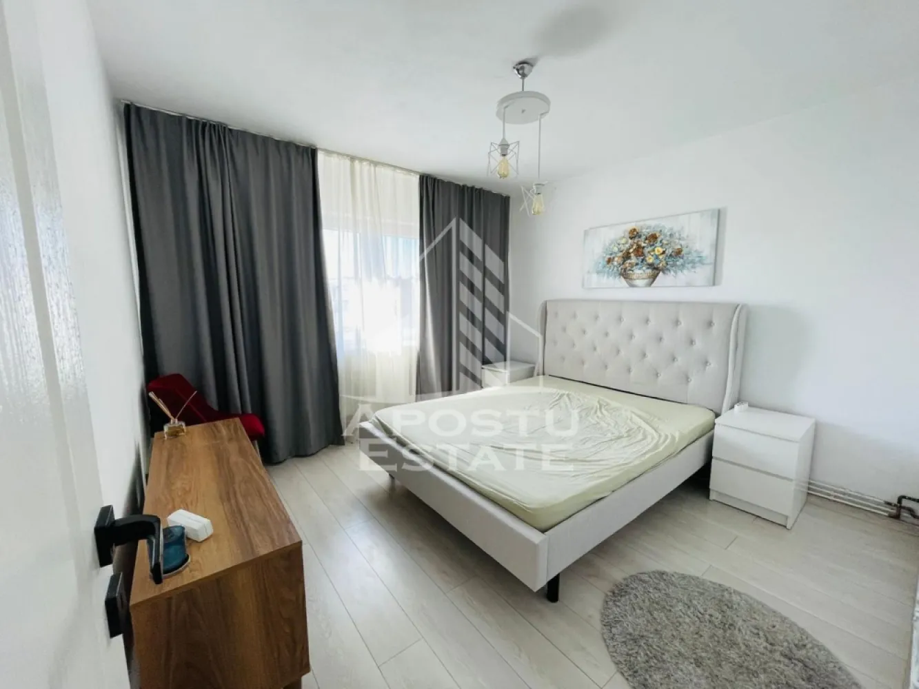 Apartament 2 camere modern/Piata spitalului/70mp - Apostu Estate va propune spre închiriere un apartament cu 2 camere situat pe Strada Banu Mărăcine, în zona Piața Spitalului / Podgoria cu o suprafața utila de 70mp.
Ești la câțiva pași de absolut tot ce ai nevoie: Kaufland, Lidl, stații de transport în comun, facultăți și Spitalul Județean.
Configurație: 2 camere luminoase, complet mobilate și utilate modern. 
Confort termic maxim: Dotat cu 2 aparate de aer condiționat (clime) pentru veri răcoroase și confort total în fiecare cameră.
Poziționare: Etajul 4 – ideal pentru intimitate, liniște și o panoramă frumoasă asupra zonei. 
Stare: Gata de locuit, curat, utilat cu electrocasnice funcționale.
Proprietatea este absolut perfectă pentru: Un cuplu care vrea confort și acces rapid la restaurante și parcuri. Studenți (la Medicină sau UAV) datorită proximității imediate față de facilitățile academice și medicale. O familie care apreciază siguranța unei zone centrale și accesul facil la școli sau magazine. 
Pentru mai multe detalii suna sau lasă un mesaj!
CP3231061
