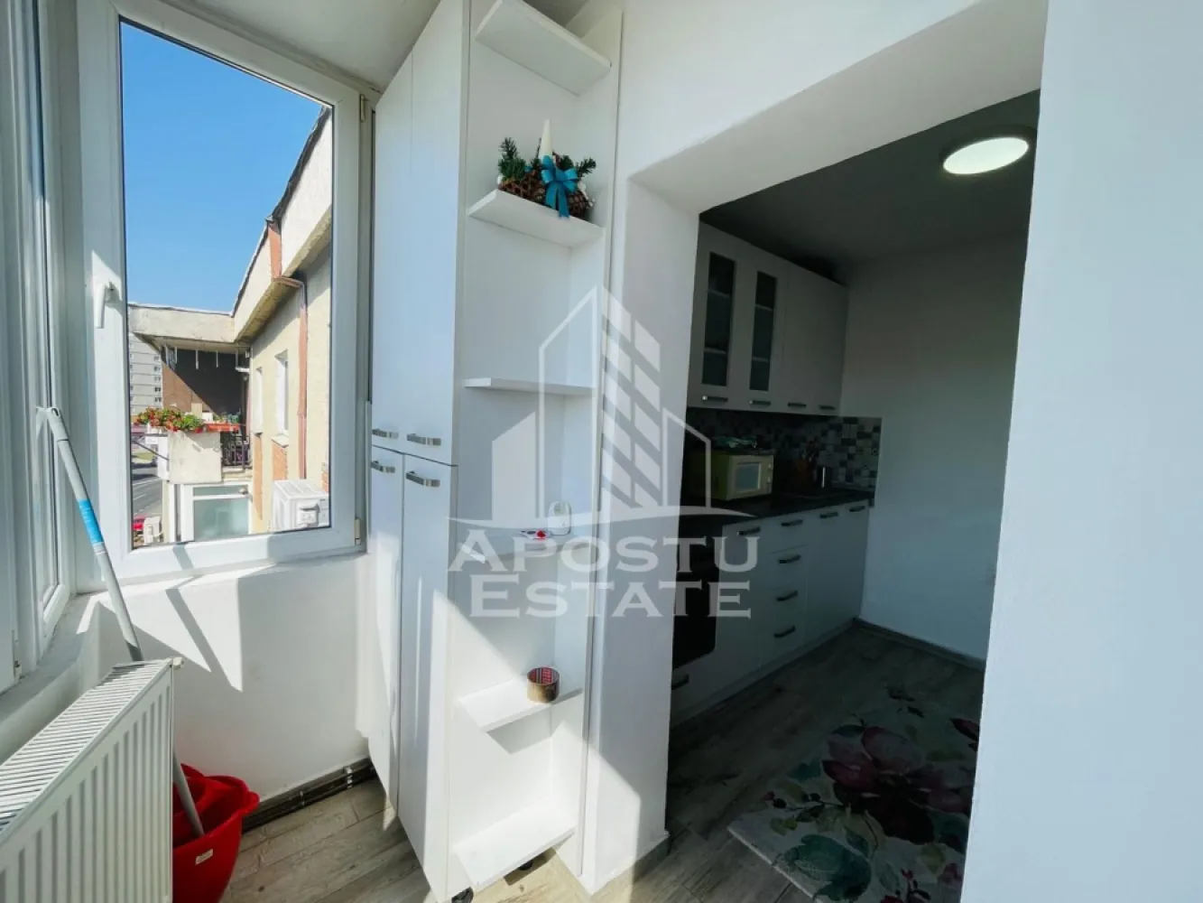 Apartament 2 camere modern/Piata spitalului/70mp - Apostu Estate va propune spre închiriere un apartament cu 2 camere situat pe Strada Banu Mărăcine, în zona Piața Spitalului / Podgoria cu o suprafața utila de 70mp.
Ești la câțiva pași de absolut tot ce ai nevoie: Kaufland, Lidl, stații de transport în comun, facultăți și Spitalul Județean.
Configurație: 2 camere luminoase, complet mobilate și utilate modern. 
Confort termic maxim: Dotat cu 2 aparate de aer condiționat (clime) pentru veri răcoroase și confort total în fiecare cameră.
Poziționare: Etajul 4 – ideal pentru intimitate, liniște și o panoramă frumoasă asupra zonei. 
Stare: Gata de locuit, curat, utilat cu electrocasnice funcționale.
Proprietatea este absolut perfectă pentru: Un cuplu care vrea confort și acces rapid la restaurante și parcuri. Studenți (la Medicină sau UAV) datorită proximității imediate față de facilitățile academice și medicale. O familie care apreciază siguranța unei zone centrale și accesul facil la școli sau magazine. 
Pentru mai multe detalii suna sau lasă un mesaj!
CP3231061
