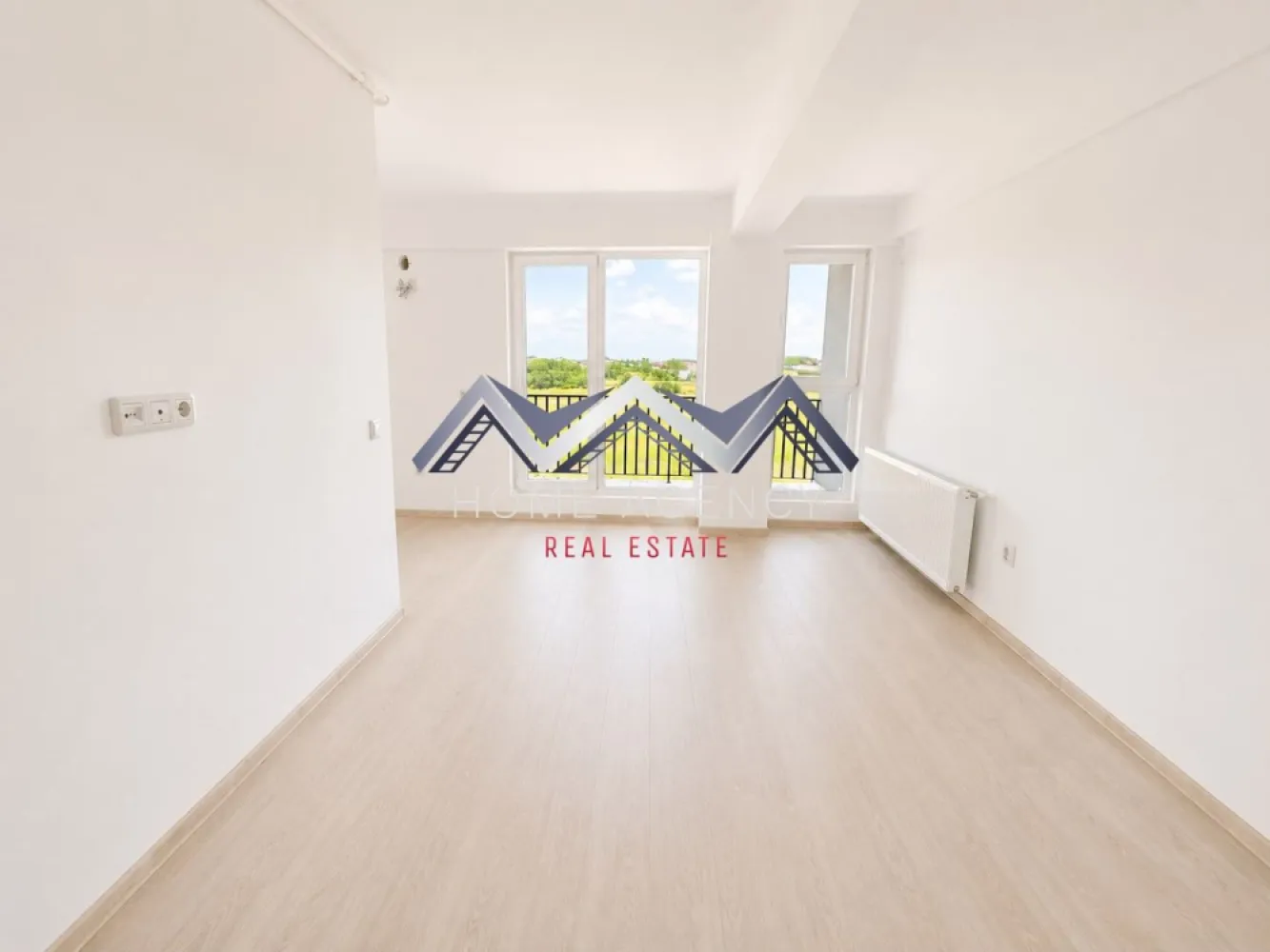 Apartament 2 camere | Bucătărie închisă | Parcare inclusă | Otopeni - Vă propunem, spre vânzare, un apartament cu 2 camere, situat într-un ansamblu rezidențial finalizat din Otopeni, ideal pentru locuit sau investiție, cu acces rapid către DN1, Aeroportul Henri Coandă, Centura Bucureștiului și principalele puncte de interes din Nordul Capitalei.

Prețul afișat este final | include TVA și un loc de parcare propriu | comision 0%

Apartamentul impresionează prin compartimentarea practică și spațiile bine optimizate. Bucătăria este retrasă și poate fi închisă complet, oferind astfel confortul unei bucătării separate, fără a afecta luminozitatea locuinței. Holurile generoase și multiplele spații de depozitare transformă acest apartament într-o alegere excelentă pentru un stil de viață organizat și confortabil.

Imobilul se predă "la cheie", cu materiale moderne și atent alese. Baia este complet echipată cu gresie, faianță și obiecte sanitare, iar centrala termică proprie oferă independență și costuri eficiente de întreținere.

Datorită poziționării excelente și compartimentării eficiente, proprietatea este potrivită atât pentru locuit, cât și pentru investiție, fiind o alegere inspirată pentru cei care își doresc un apartament nou, într-o zonă aflată în continuă dezvoltare.

Mai sunt disponibile doar 2 apartamente cu această compartimentare.
Programează acum o vizionare!