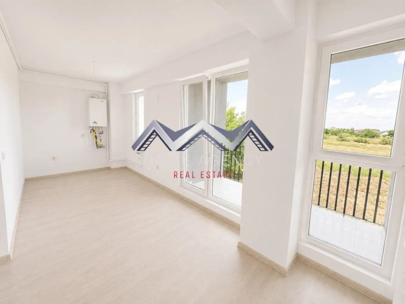 Apartament 2 camere | Bucătărie închisă | Parcare inclusă | Otopeni - Vă propunem, spre vânzare, un apartament cu 2 camere, situat într-un ansamblu rezidențial finalizat din Otopeni, ideal pentru locuit sau investiție, cu acces rapid către DN1, Aeroportul Henri Coandă, Centura Bucureștiului și principalele puncte de interes din Nordul Capitalei.

Prețul afișat este final | include TVA și un loc de parcare propriu | comision 0%

Apartamentul impresionează prin compartimentarea practică și spațiile bine optimizate. Bucătăria este retrasă și poate fi închisă complet, oferind astfel confortul unei bucătării separate, fără a afecta luminozitatea locuinței. Holurile generoase și multiplele spații de depozitare transformă acest apartament într-o alegere excelentă pentru un stil de viață organizat și confortabil.

Imobilul se predă "la cheie", cu materiale moderne și atent alese. Baia este complet echipată cu gresie, faianță și obiecte sanitare, iar centrala termică proprie oferă independență și costuri eficiente de întreținere.

Datorită poziționării excelente și compartimentării eficiente, proprietatea este potrivită atât pentru locuit, cât și pentru investiție, fiind o alegere inspirată pentru cei care își doresc un apartament nou, într-o zonă aflată în continuă dezvoltare.

Mai sunt disponibile doar 2 apartamente cu această compartimentare.
Programează acum o vizionare!