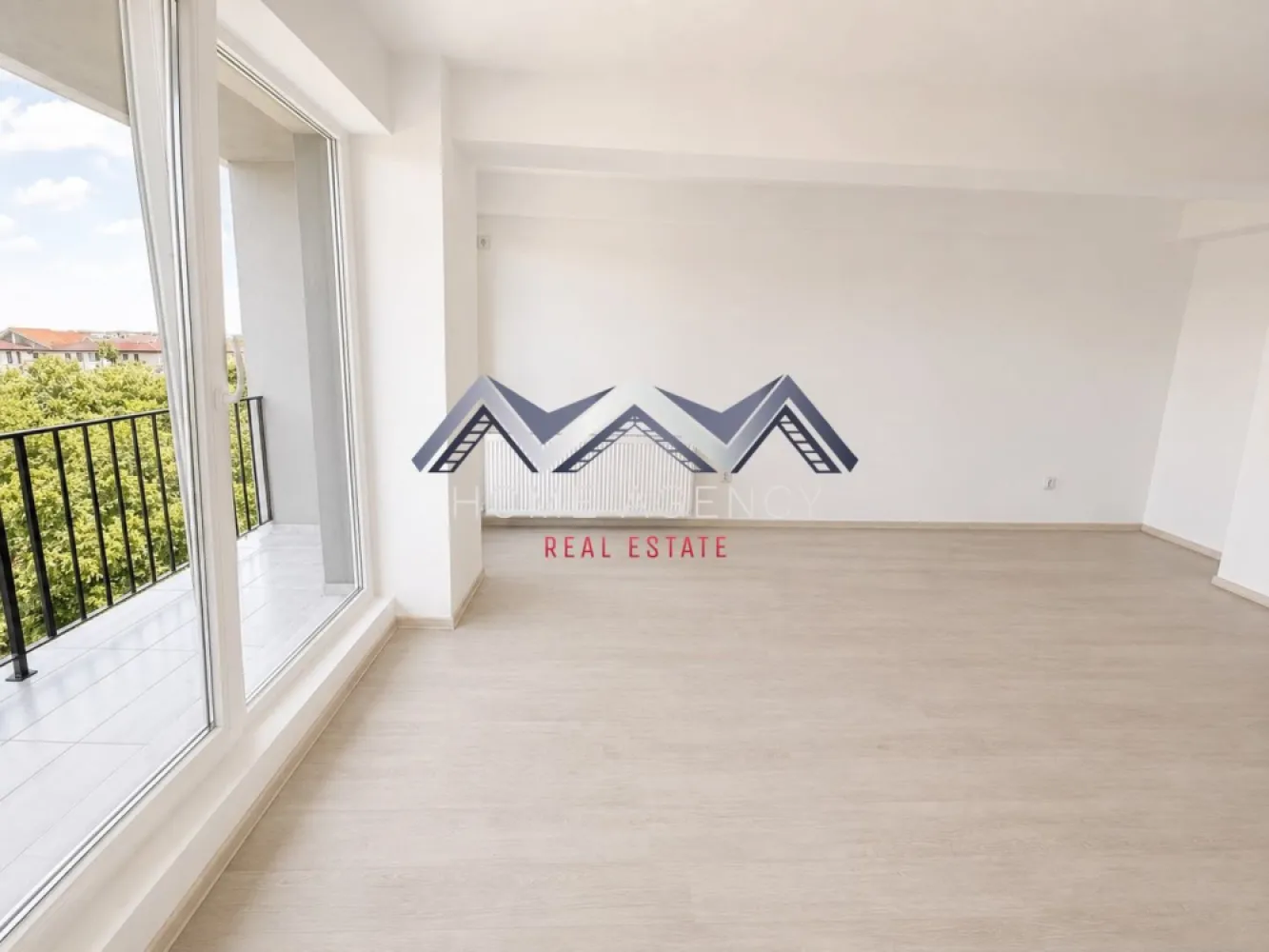 Apartament 2 camere | Bucătărie închisă | Parcare inclusă | Otopeni - Vă propunem, spre vânzare, un apartament cu 2 camere, situat într-un ansamblu rezidențial finalizat din Otopeni, ideal pentru locuit sau investiție, cu acces rapid către DN1, Aeroportul Henri Coandă, Centura Bucureștiului și principalele puncte de interes din Nordul Capitalei.

Prețul afișat este final | include TVA și un loc de parcare propriu | comision 0%

Apartamentul impresionează prin compartimentarea practică și spațiile bine optimizate. Bucătăria este retrasă și poate fi închisă complet, oferind astfel confortul unei bucătării separate, fără a afecta luminozitatea locuinței. Holurile generoase și multiplele spații de depozitare transformă acest apartament într-o alegere excelentă pentru un stil de viață organizat și confortabil.

Imobilul se predă "la cheie", cu materiale moderne și atent alese. Baia este complet echipată cu gresie, faianță și obiecte sanitare, iar centrala termică proprie oferă independență și costuri eficiente de întreținere.

Datorită poziționării excelente și compartimentării eficiente, proprietatea este potrivită atât pentru locuit, cât și pentru investiție, fiind o alegere inspirată pentru cei care își doresc un apartament nou, într-o zonă aflată în continuă dezvoltare.

Mai sunt disponibile doar 2 apartamente cu această compartimentare.
Programează acum o vizionare!