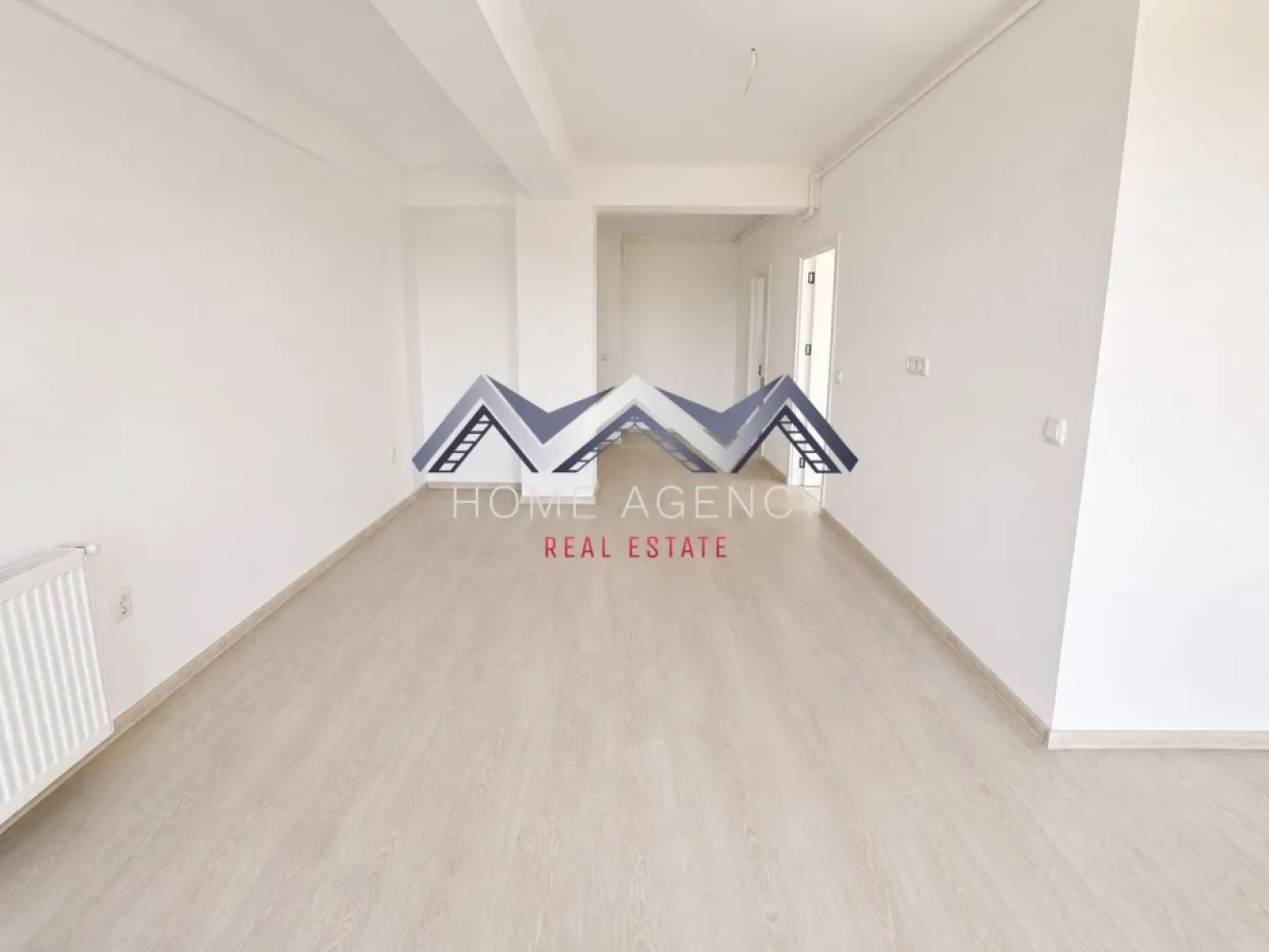 Apartament 2 camere | Bucătărie închisă | Parcare inclusă | Otopeni - Vă propunem, spre vânzare, un apartament cu 2 camere, situat într-un ansamblu rezidențial finalizat din Otopeni, ideal pentru locuit sau investiție, cu acces rapid către DN1, Aeroportul Henri Coandă, Centura Bucureștiului și principalele puncte de interes din Nordul Capitalei.

Prețul afișat este final | include TVA și un loc de parcare propriu | comision 0%

Apartamentul impresionează prin compartimentarea practică și spațiile bine optimizate. Bucătăria este retrasă și poate fi închisă complet, oferind astfel confortul unei bucătării separate, fără a afecta luminozitatea locuinței. Holurile generoase și multiplele spații de depozitare transformă acest apartament într-o alegere excelentă pentru un stil de viață organizat și confortabil.

Imobilul se predă "la cheie", cu materiale moderne și atent alese. Baia este complet echipată cu gresie, faianță și obiecte sanitare, iar centrala termică proprie oferă independență și costuri eficiente de întreținere.

Datorită poziționării excelente și compartimentării eficiente, proprietatea este potrivită atât pentru locuit, cât și pentru investiție, fiind o alegere inspirată pentru cei care își doresc un apartament nou, într-o zonă aflată în continuă dezvoltare.

Mai sunt disponibile doar 2 apartamente cu această compartimentare.
Programează acum o vizionare!