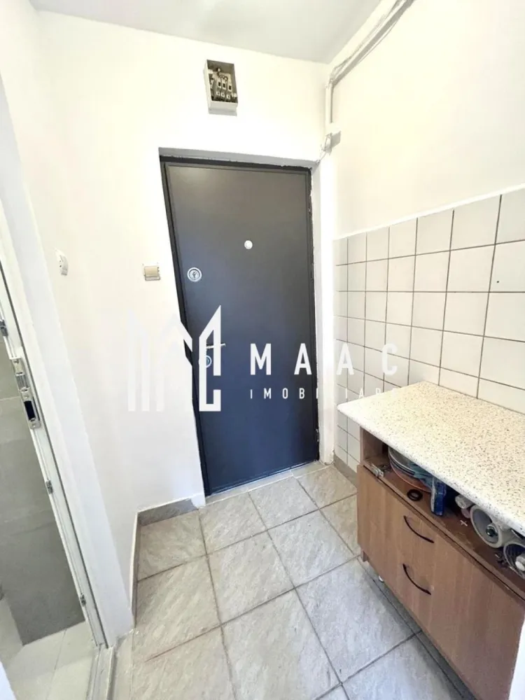 Garsonieră | 15 mp | Complet renovată | Centrală proprie | Lazaret - MAAC Imobiliare vă propune spre vânzare o garsonieră ideală atât pentru investiție în vederea închirierii, cât și pentru locuință personală, situată în cartierul Lazaret, zona Compa din Sibiu. Proprietatea se află într-o zonă cu acces facil către puncte de interes, magazine și mijloace de transport, fiind o alegere practică pentru persoanele care caută un spațiu eficient și ușor de întreținut.

Garsoniera are o suprafață utilă de 15 mp și este compartimentată inteligent pentru a oferi funcționalitate și confort.
-Cameră
-Baie
-Chicinetă

Locuința a fost recent renovată complet și se prezintă într-o stare foarte bună, fiind pregătită pentru mutare imediată sau pentru a fi introdusă rapid în circuitul de închiriere.

Gresie și faianță noi
Parchet nou
Uși interioare noi
Geam termopan nou
Proaspăt zugrăvită

Garsoniera dispune de centrală termică proprie pe gaz, un avantaj important pentru confortul termic și pentru menținerea unor costuri reduse de întreținere. De asemenea, proprietatea beneficiază de o priveliște plăcută către munte, oferind un plus de relaxare și lumină naturală.

Datorită poziționării în cartierul Lazaret, zona Compa, această proprietate reprezintă o oportunitate excelentă pentru investiție imobiliară sau pentru locuire personală într-o zonă accesibilă din Sibiu.

Pentru mai multe detalii sau pentru programarea unei vizionări, vă rugăm să precizați telefonic că ați văzut anunțul cu CP3052342.