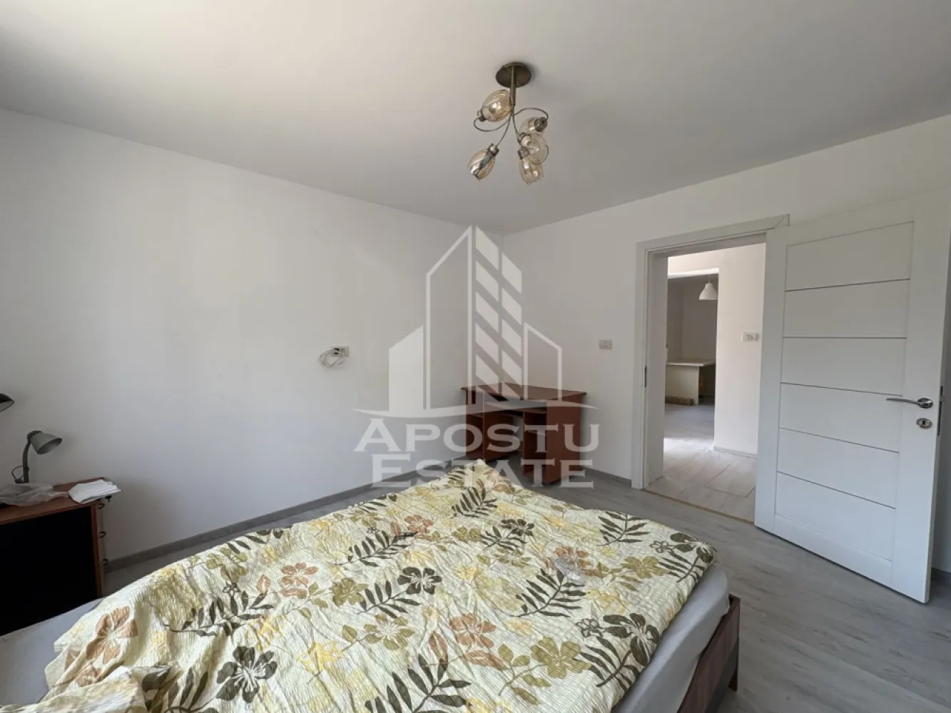 Apartament 1 camera, renovat in curte cu 1 singur vecin, Girocului - APOSTU ESTATE vă propune spre vânzare un apartament cu 1 cameră, decomandat, complet renovat în 2025, situat într-o curte comună extrem de liniștită, cu doar un singur vecin, pe strada Archidava, în zona Girocului din Timisoara 

Această proprietate este alegerea ideală atât pentru locuință proprie, cât și pentru investiție, datorită poziției excelente, în apropierea centrului universitar și a principalelor puncte de interes din oraș.

Hol de acces;
Cameră luminoasă și spațioasă;
Bucătărie;
Baie.

Renovare completă în anul 2025
Instalație electrică complet schimbată
Instalație sanitară nouă
Geamuri termopan
Izolație exterioară
Bucătărie parțial mobilată.
Acoperis complet schimbat

Se vinde parțial mobilat și utilat, fiind pregătit pentru mutare imediată.
Curte comună cu doar un singur vecin – mai multă liniște și intimitate;
La câteva minute de Centrul Universitar, aproape de Spitalul Clinic Județean, acces rapid la mijloace de transport în comun;
În apropierea magazinelor, farmaciilor și a tuturor facilităților necesare. 

Agentia imobiliara Apostu Estate va ofera consultanta bancara gratuita prin intermediul colaboratorilor nostri pentru alegerea celui mai potrivit tip de credit, astfel incat tu sa devi noul proprietar al acestui apartament.
Va asteptam cu drag la o vizionare!